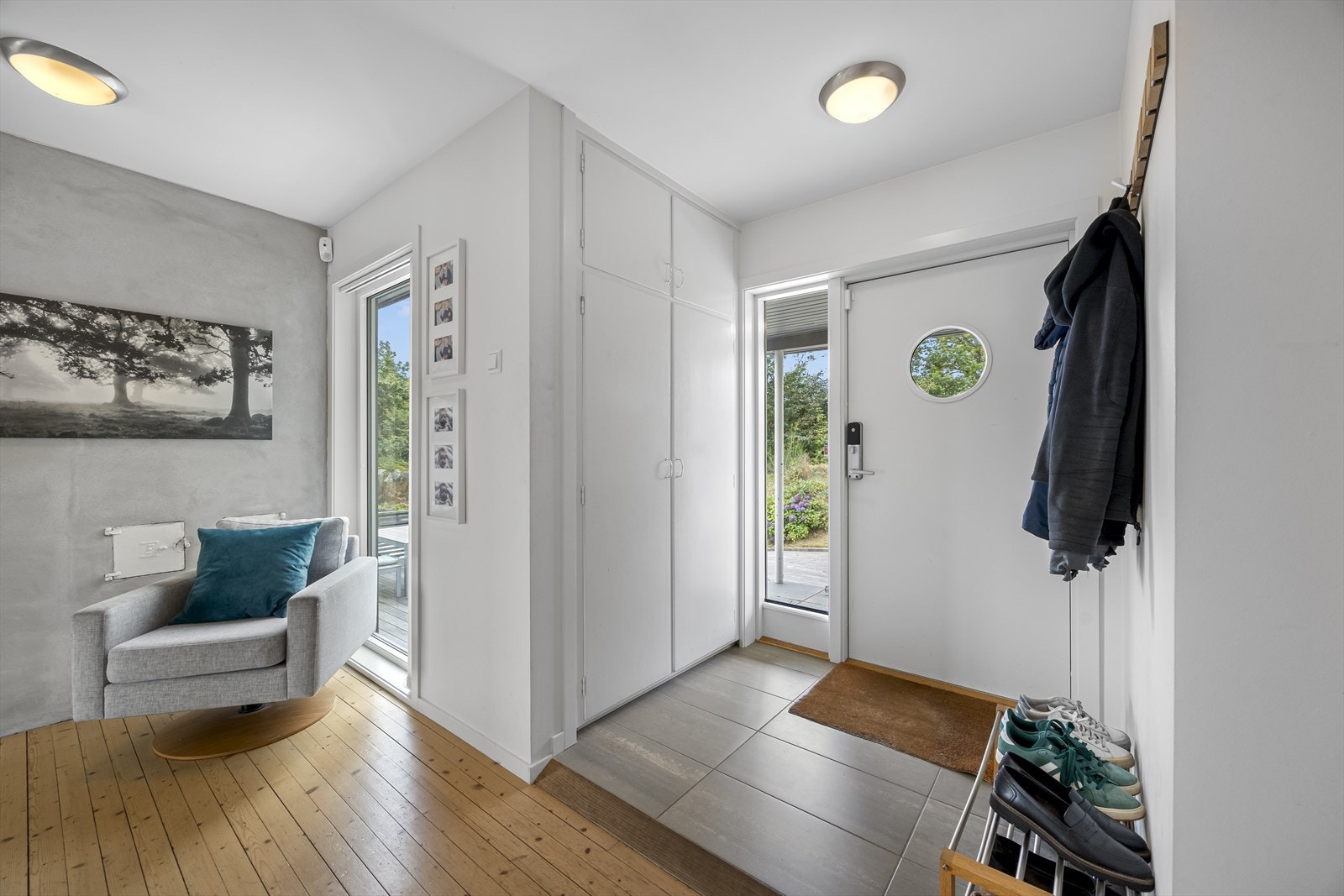 Inngangsparti med hall / forstue. Galleribilde