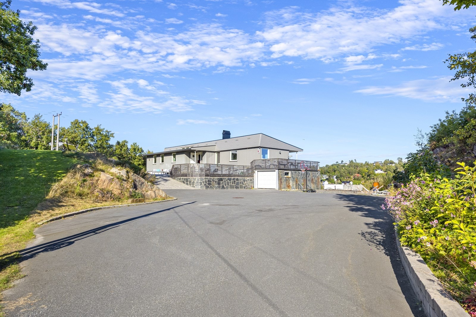 Stort gårdstun og integrert garasje. Galleribilde