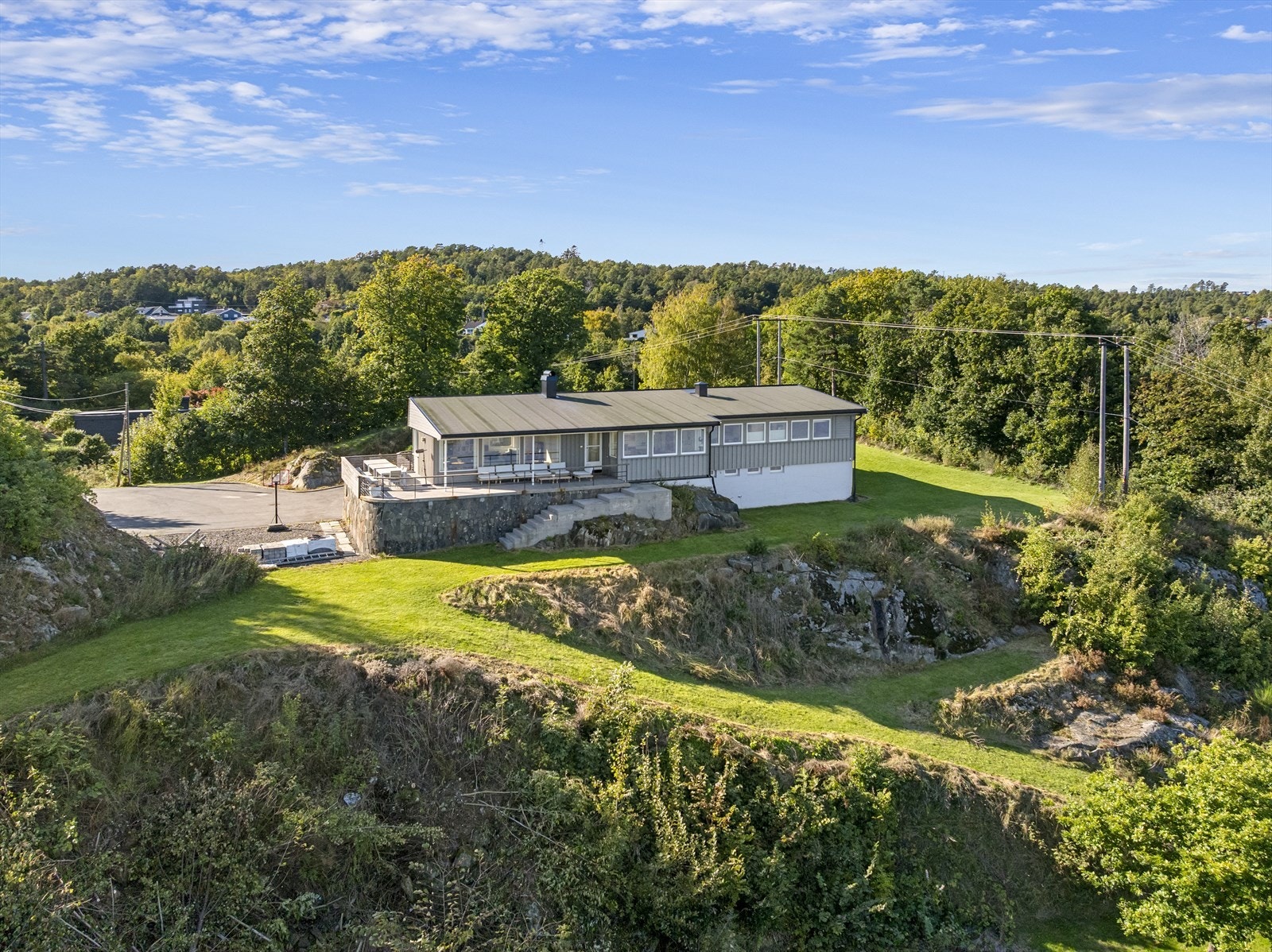 Boligen fremstår som godt vedlikeholdt, oppført i god standard og er i all vesentlighet oppgradert både inn- og utvendig i 2012-2013. Boligen er tegnet av den lokale og anerkjente arkitekten Carl Vilhelm Duus. Galleribilde