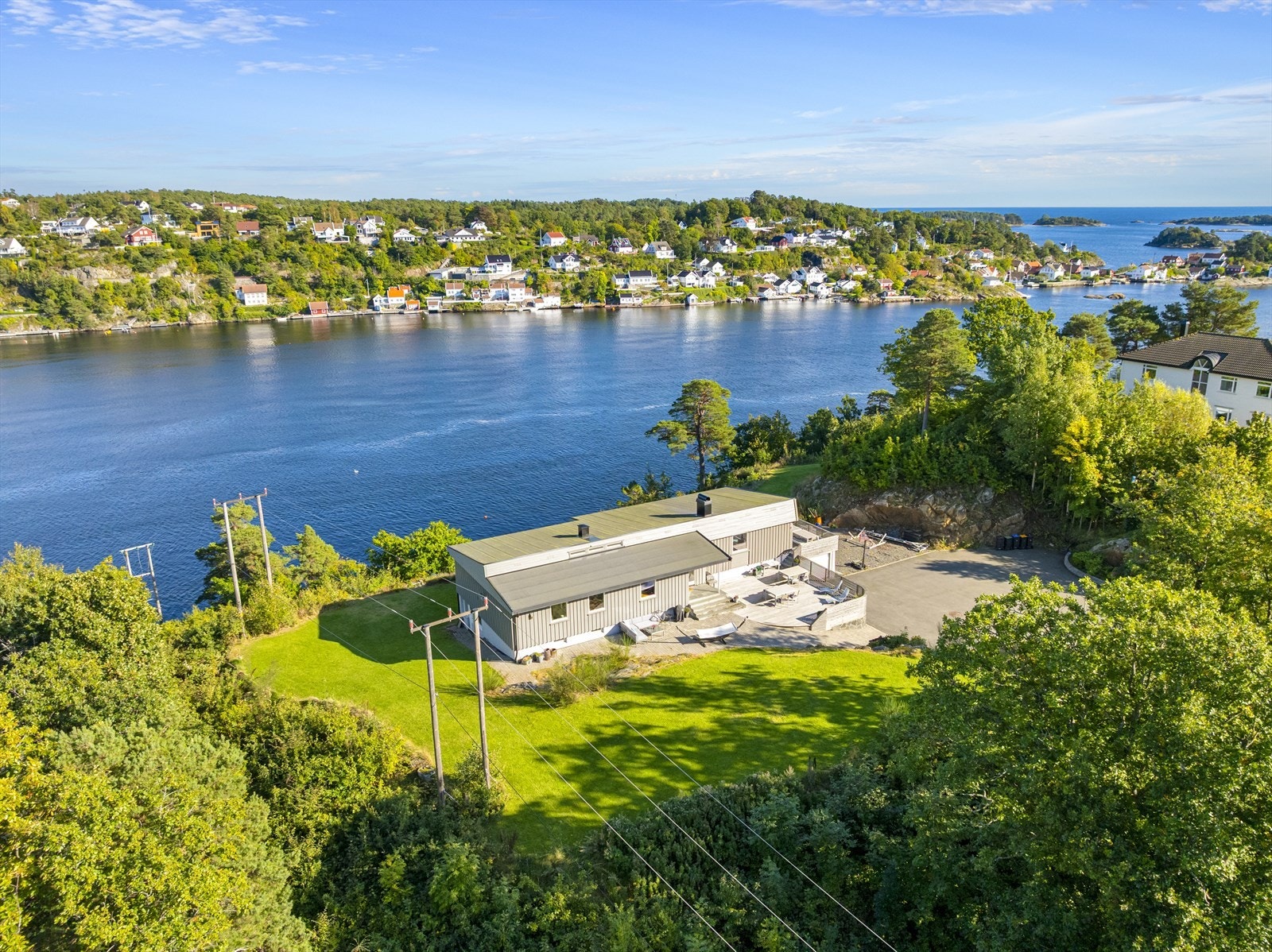 Boligen ligger innerst i feltet (blindvei) med fri og vidstrakt utsikt Galtesund og områdene rundt. Galleribilde