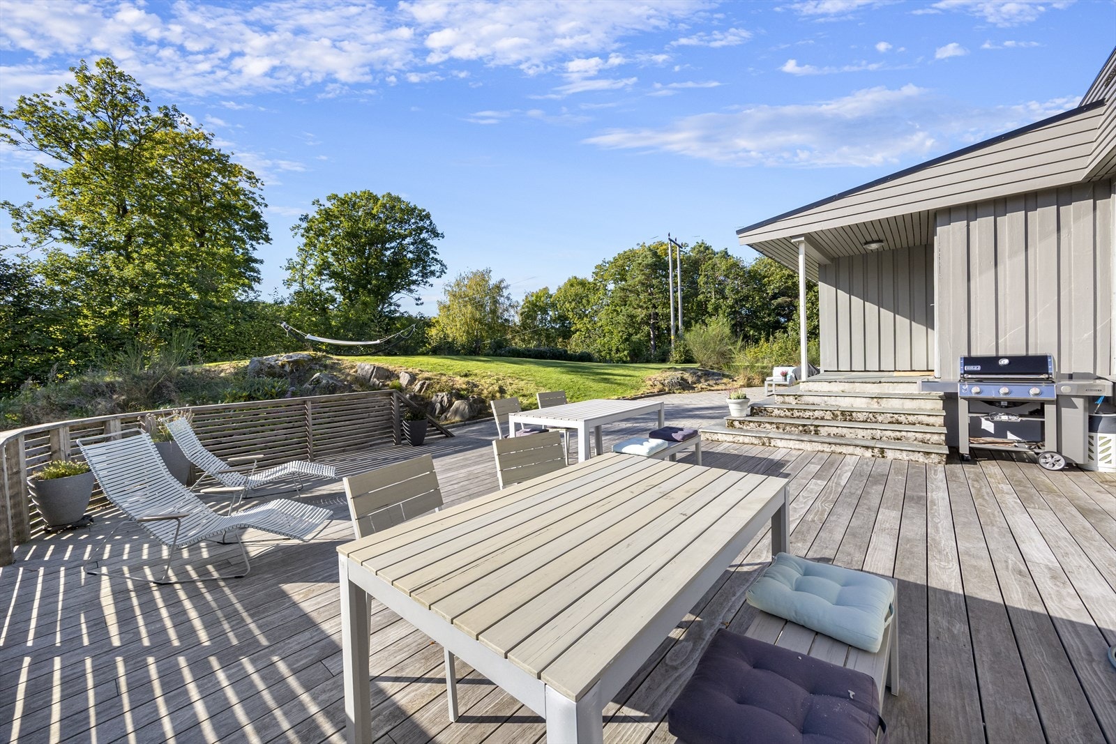 Eiendommen ligger høyt og luftig med sol fra tidlig morgen til kveld. Galleribilde