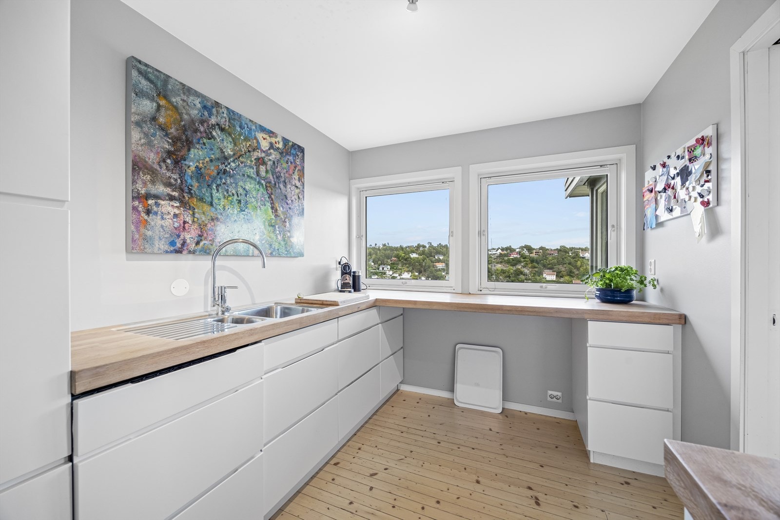 Kjøkkenet er fra 2012 med innredning i hvit, glatt utførelse, heltre benkeplate og integrerte hvitevarer som inkluderer kjøleskap, oppvaskmaskin, induksjonstopp, komfyr og mikro. Galleribilde