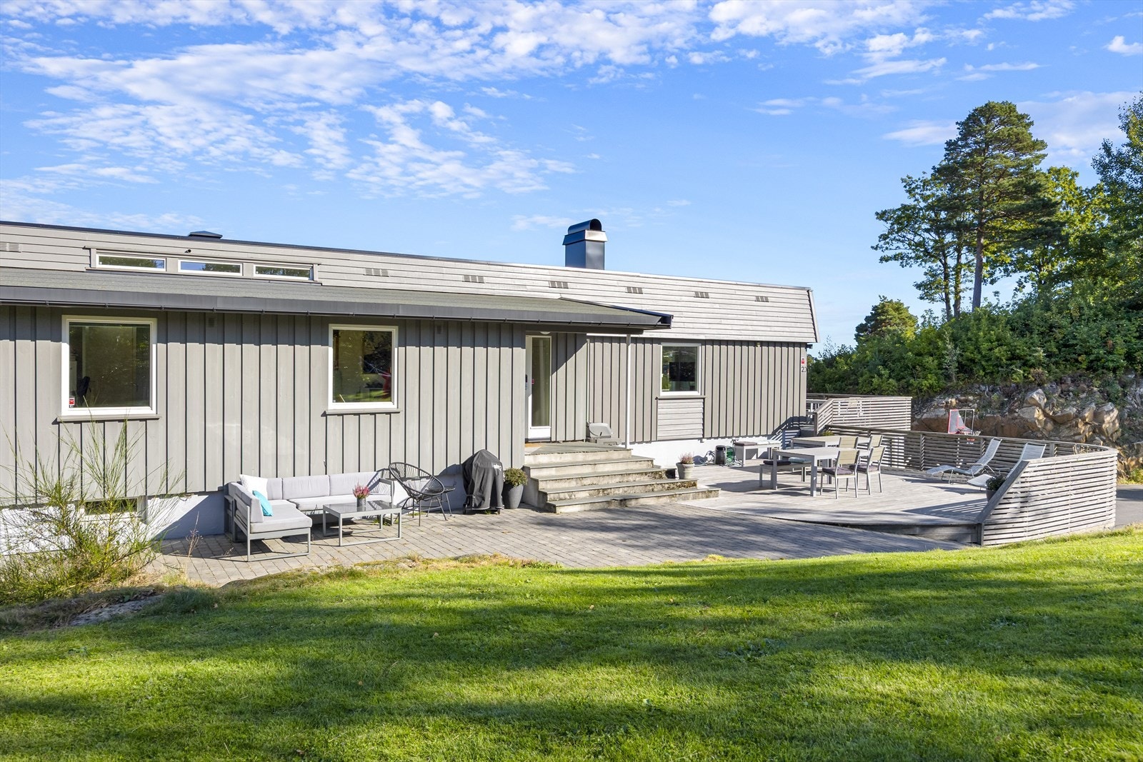Inngangsparti med terrasse mot vest. Galleribilde