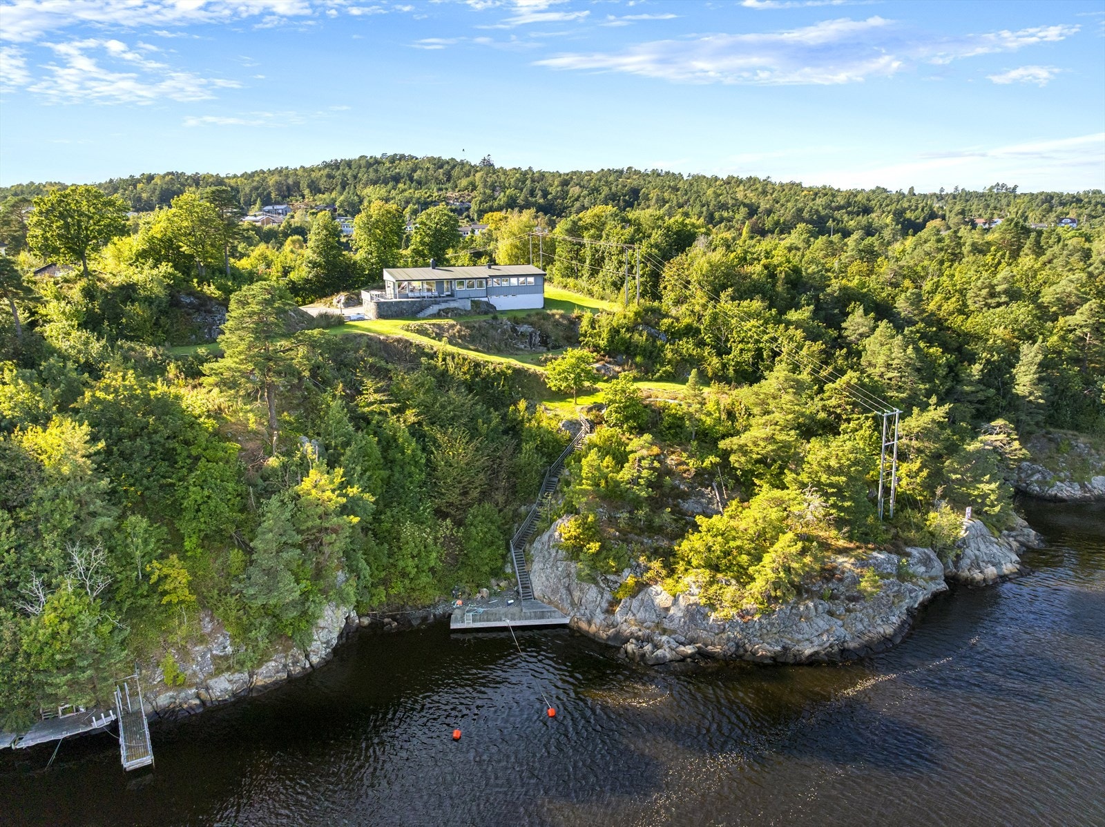 Den store tomten har 80 - 90 meter strandlinje til Galtesund med egen brygge, hage med naturtomt og fine uteplasser mot alle himmel- og solretninger. Galleribilde