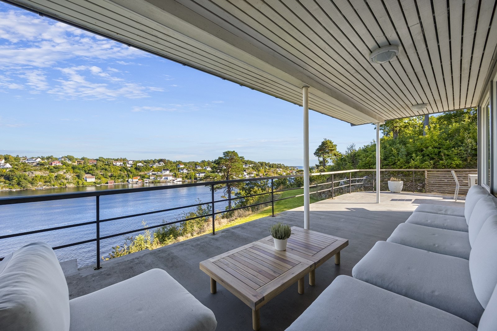 Stor, usjenert tomt med panoramautsikt over innseilingen til Arendal med Galtesund, Tromøy og områdene rundt. Galleribilde