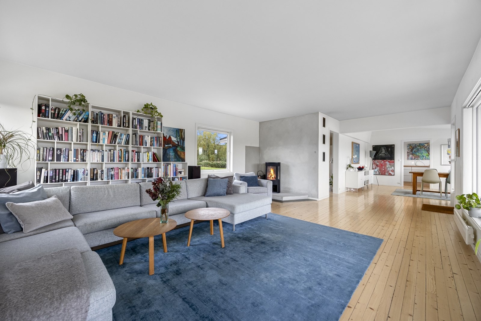 Stor, gjennomgående stue med tilliggende spisestue og dels åpent mot kjøkken. Galleribilde