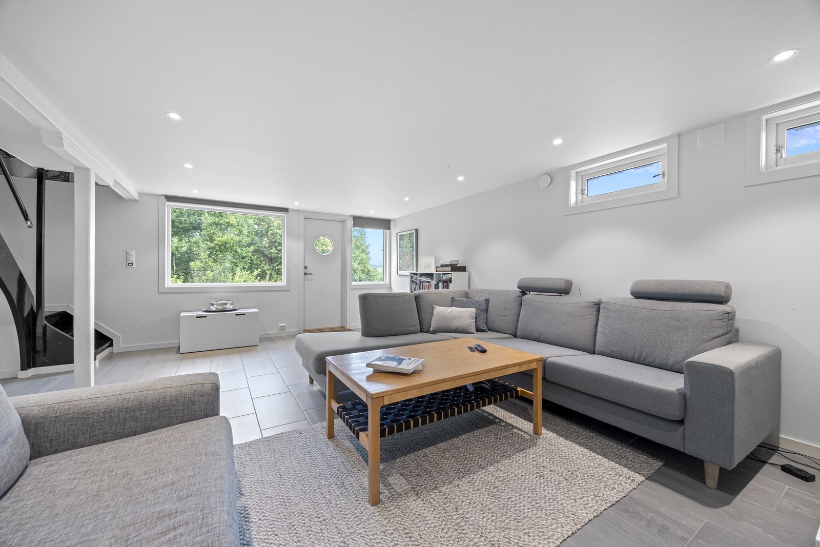 Underetasjen har en romslig kjellerstue med utgang hage og innredede boder. Galleribilde