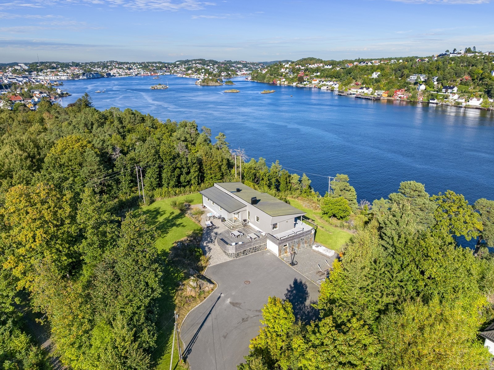 Tomten er helt usjenert, innerst i blindvei og omkranset med skjermende vegetasjon samt grenser til friområde Slaabervig. Galleribilde