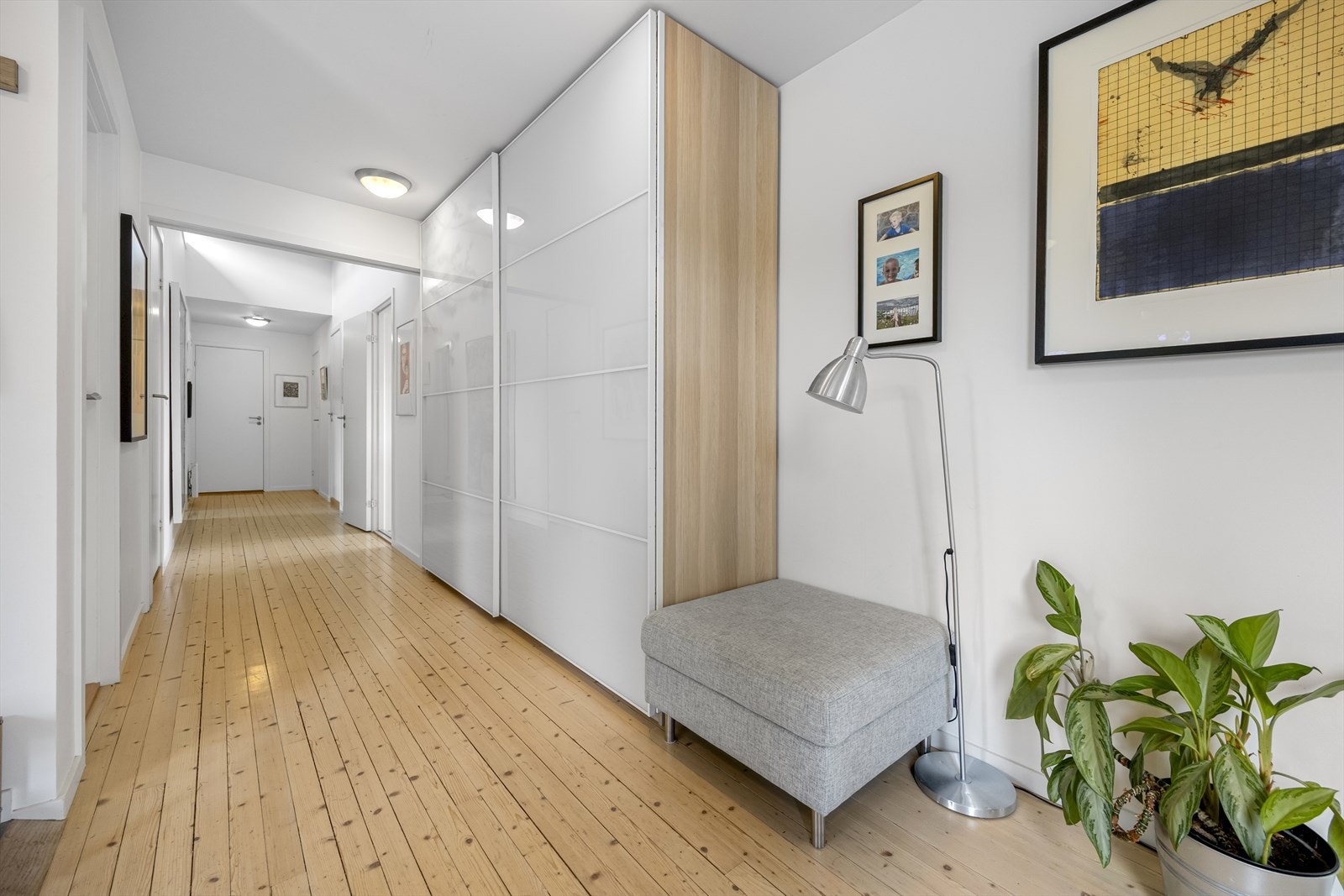 Innvendige overflater har utstrakt bruk av lakkerte, tidsriktige furugulv. Vegger og tak er i hovedsak pusset og malt hvor alt av overflater er oppgradert i 2012. Galleribilde