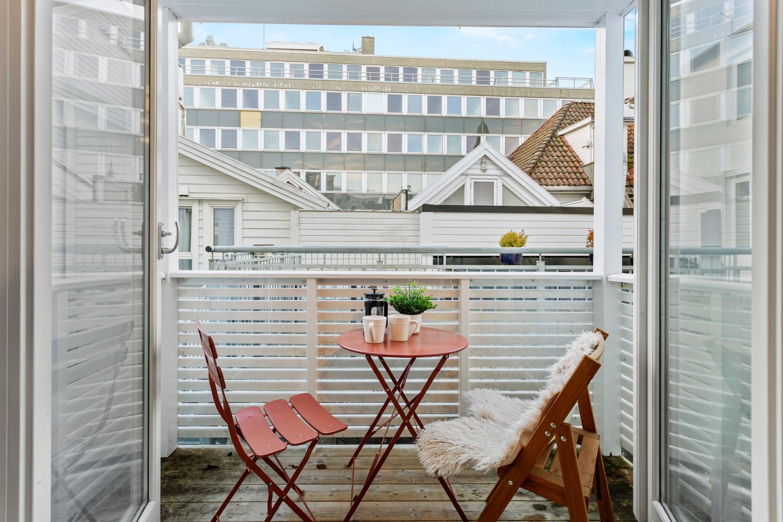 Balkongen er perfekt for morgenkaffen eller hyggelige kvelder med venner. Galleribilde