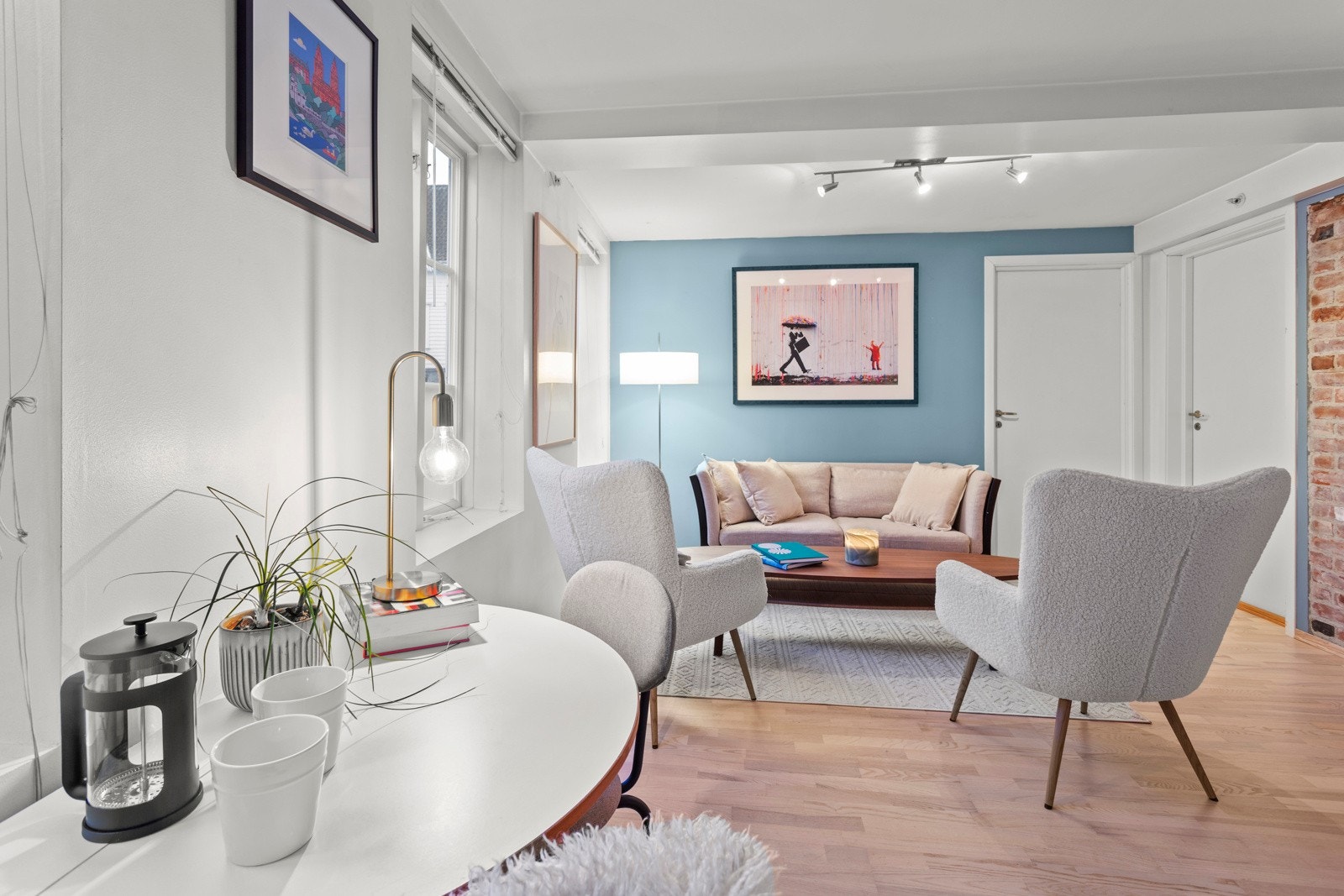 Et naturlig samlingspunkt med vindusflater som slipper inn rikelig med naturlig lys Galleribilde