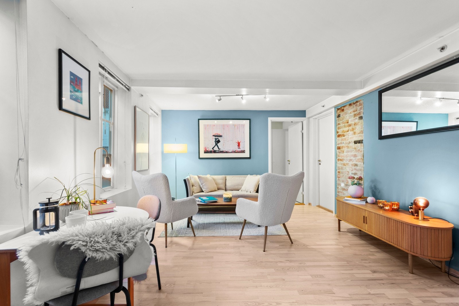 Her er det god plass til både sofakrok, sittegruppe og annet møblement. Galleribilde