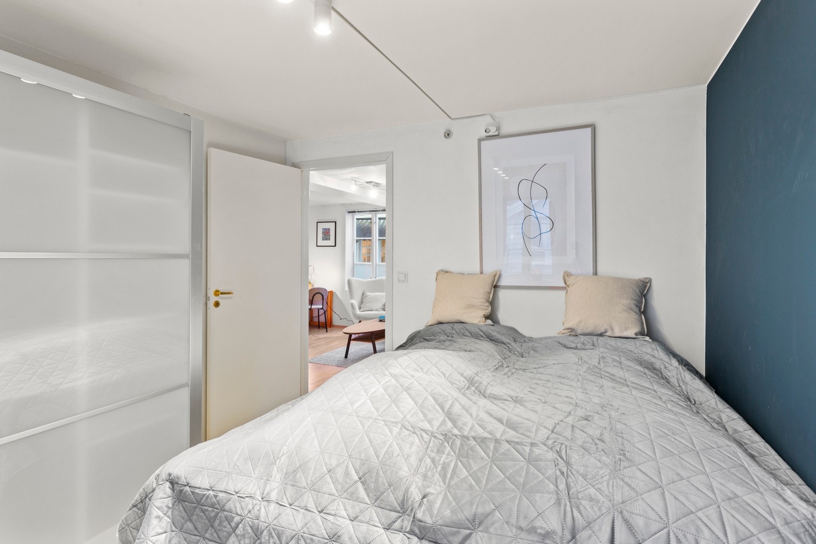 Hovedsoverommet er romslig med god plass til dobbeltseng, nattbord og oppbevaringsløsninger. Galleribilde