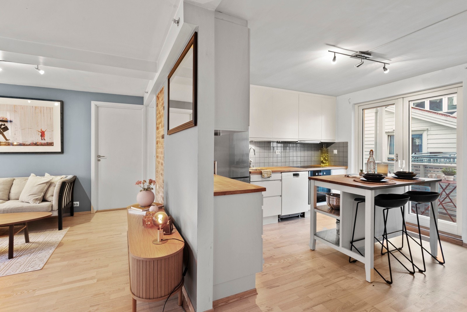 Kjøkkenet ligger i en delvis åpen løsning mot stuen og gir et luftig og sosialt preg. Galleribilde