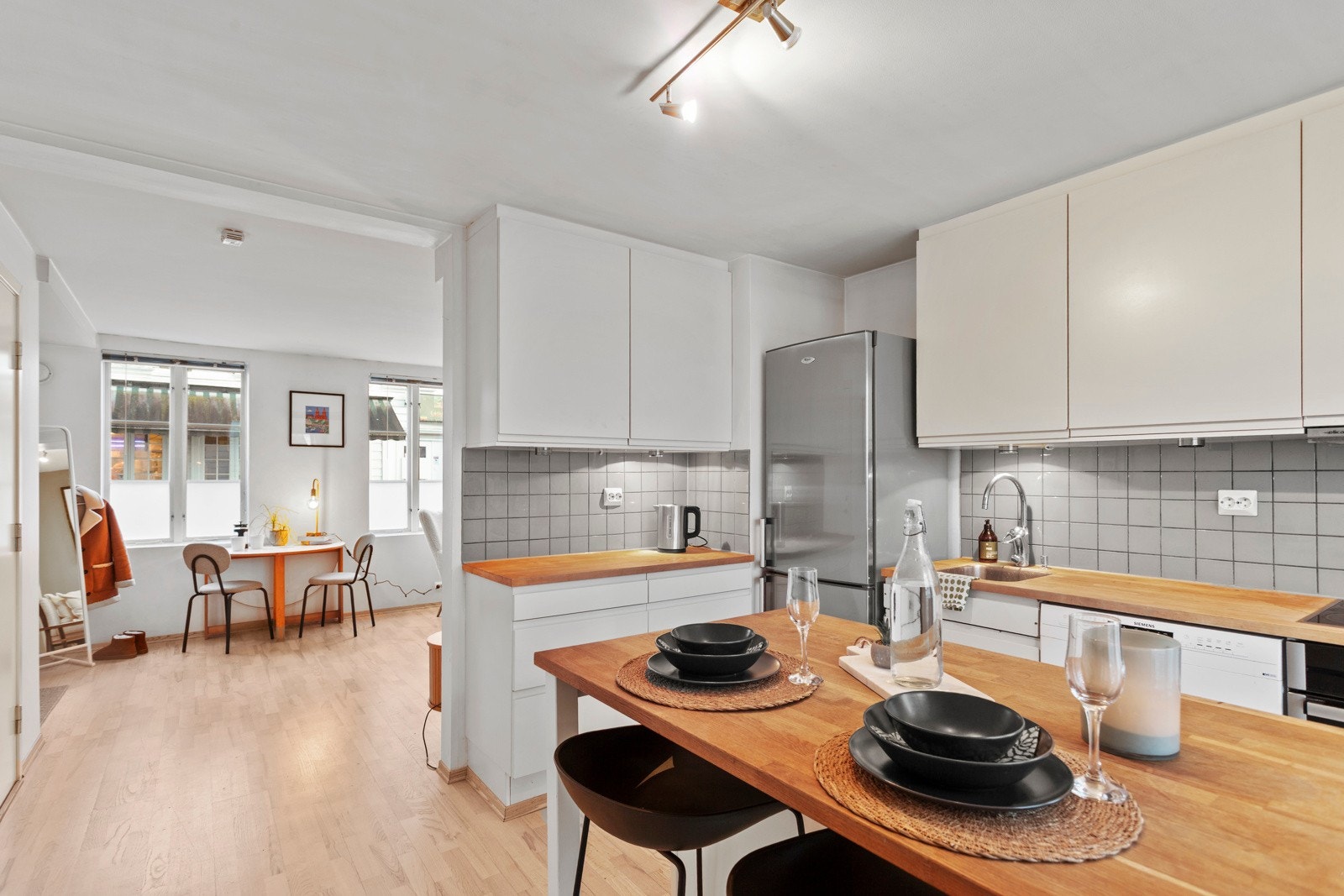 Kjøkkenet er stilrent med lyse, glatte fronter og rikelig med skap- og benkeplass Galleribilde