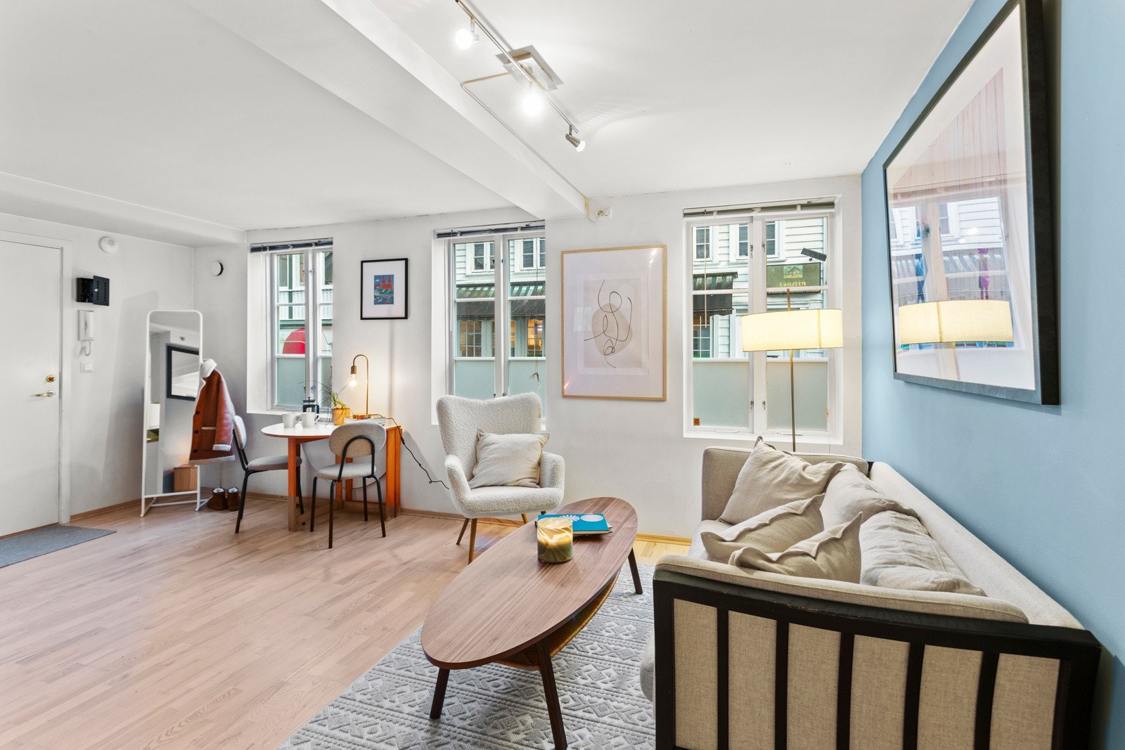 Her bor du sentralt, men samtidig skjermet fra trafikk og støy - et ideelt sted for deg som ønsker både bylivets bekvemmeligheter og et fredelig pusterom. Galleribilde