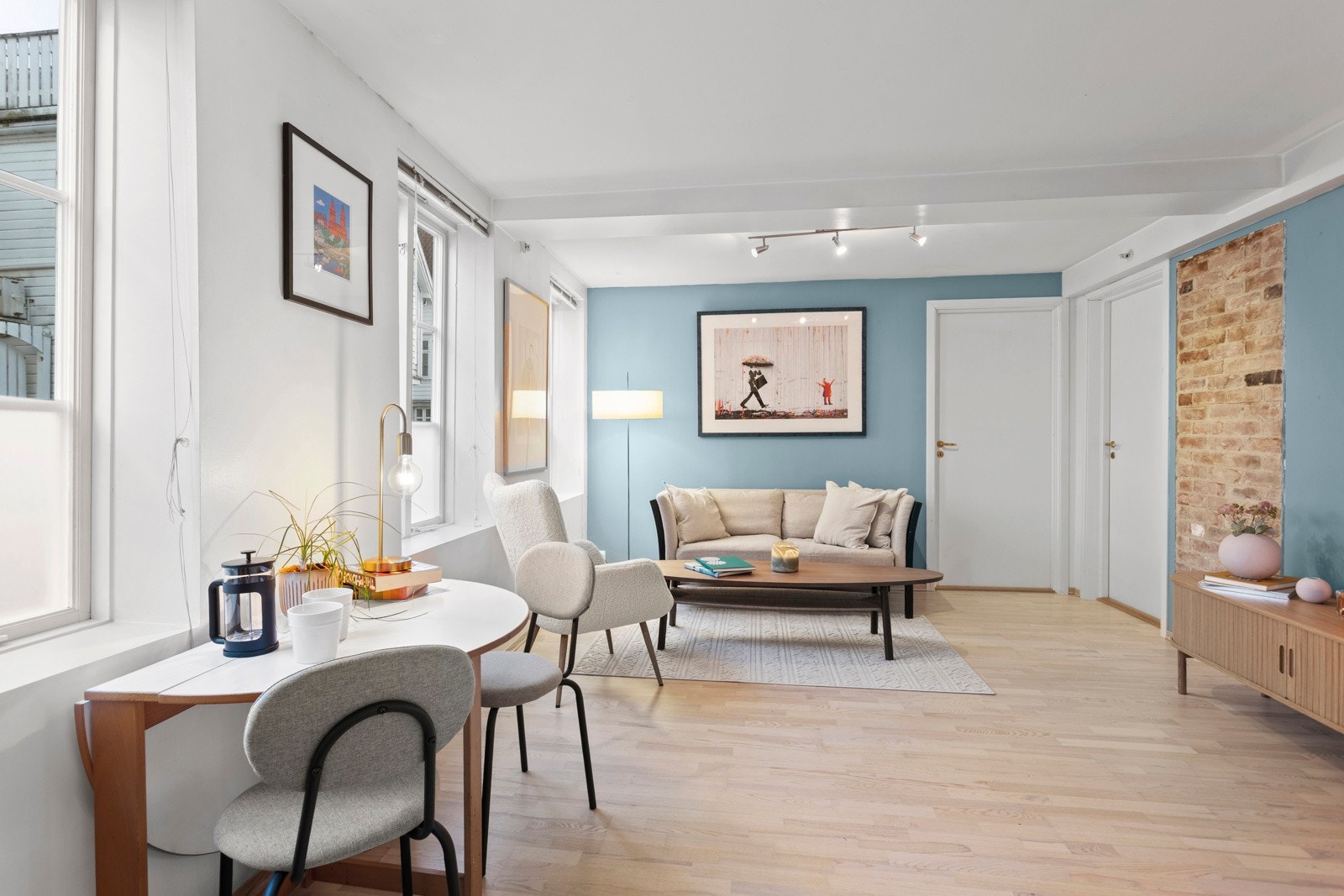 Velkommen til en hjemmekoselig og innbydende bolig med en sjelden kombinasjon av ro, trygghet og nærhet til alt du trenger i hverdagen. Galleribilde