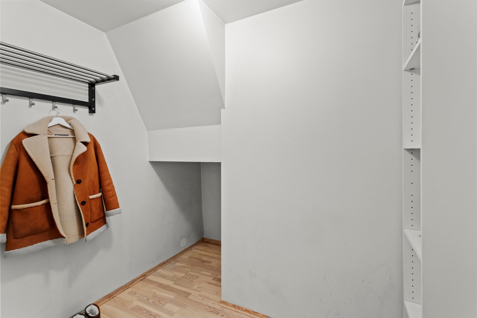 Når du trer inn, møtes du av en lys og luftig entré med god plass til oppbevaring. Galleribilde