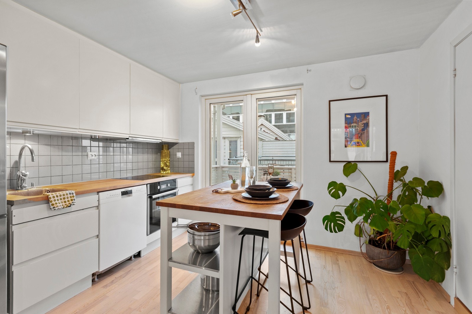 Fra kjøkken har du utgang til en hyggelig balkong med plass til utemøbler. Galleribilde