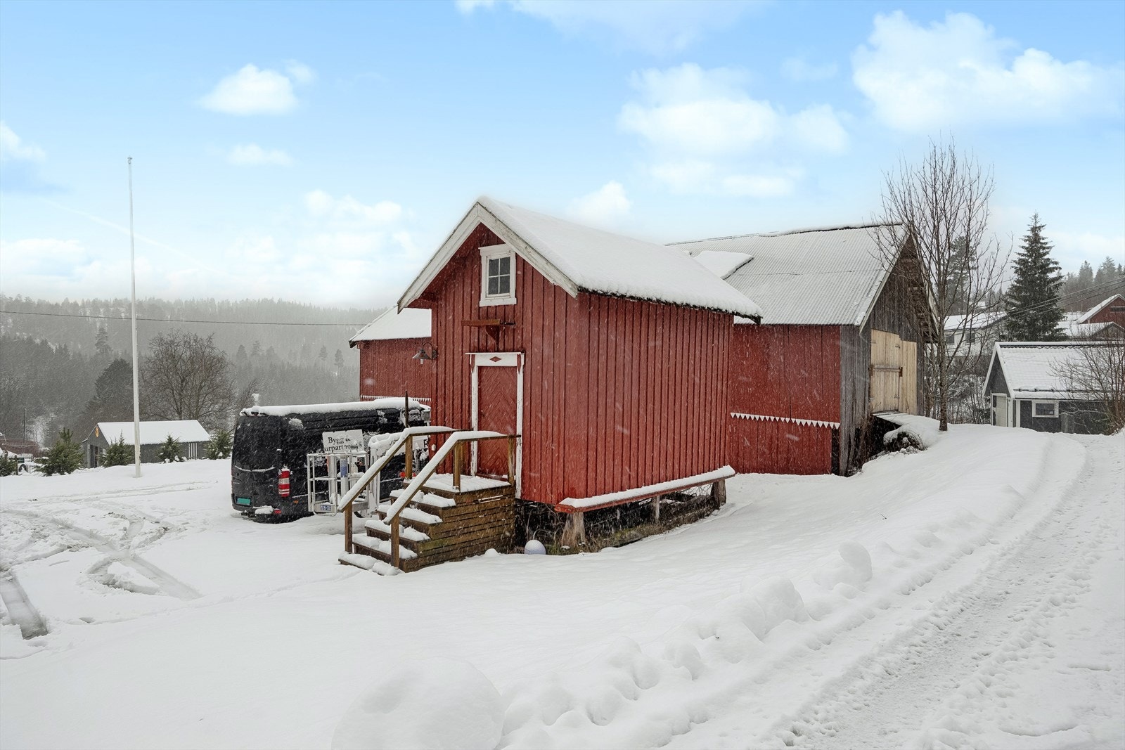 I tillegg til bolighuset, inneholder eiendommen også et redskapshus/fjøs på 258 m2 og et stabbur på 13 m2. Galleribilde