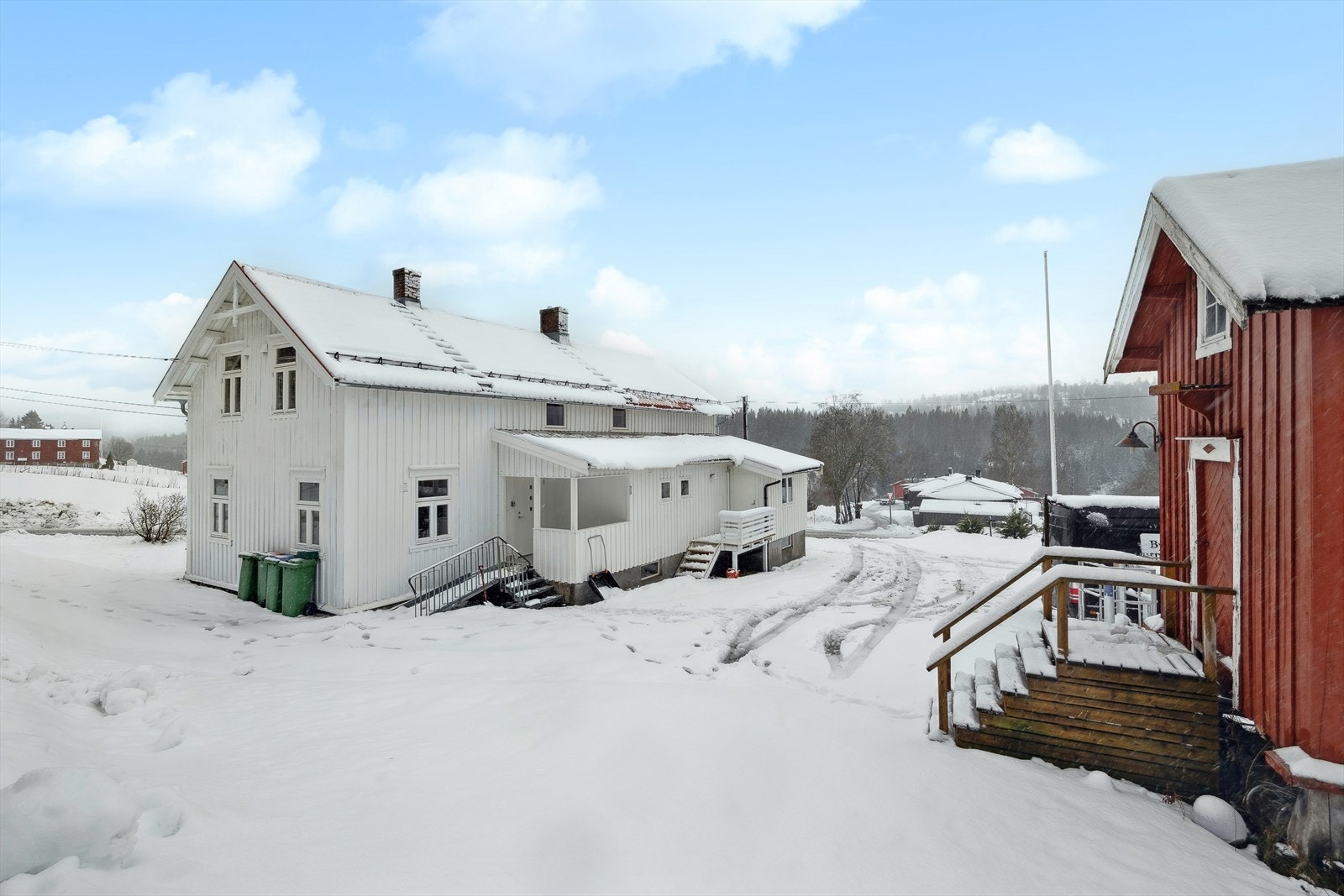 Tomten er opparbeidet med hageområde og en stor gårdsplass med plass til flere biler. Galleribilde