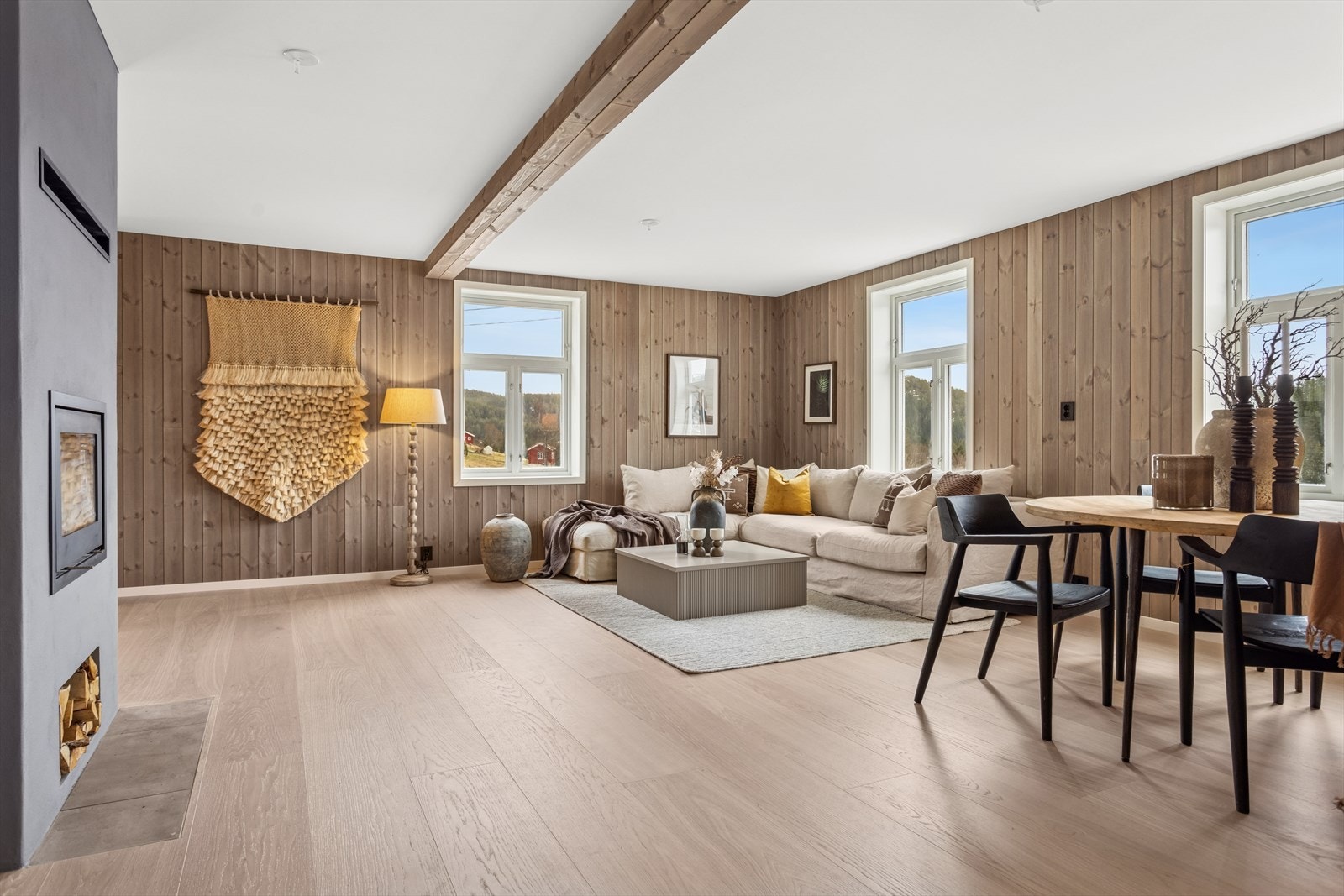 Stuen i 1. etasje måler 30 m2 og har meget gode møbleringsmuligheter, slik at en enkelt kan innrede etter eget behov. Galleribilde