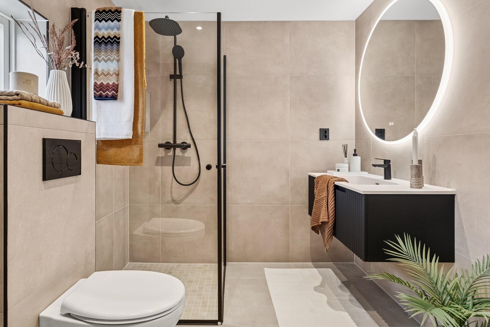 Boligen har to baderom, begge pusset opp i 2024. Baderommet i 1. etasje fremstår svært delikat med bl.a. servant med underskuff, regnfalldusj, vegghengt toalett og speil med integrert lys. Galleribilde