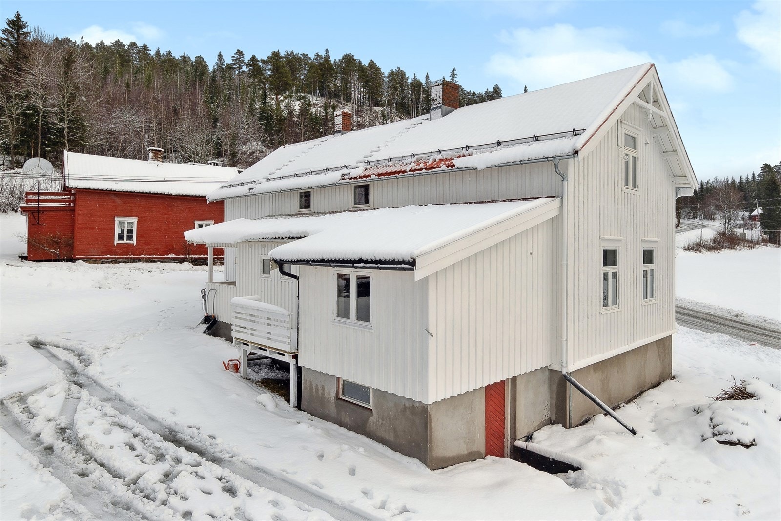 Bolighuset er opprinnelig en gammel skole som sannsynligvis ble oppført på slutten av 1880-tallet. Fra trappen er det inngang til kjelleretasjen. Galleribilde