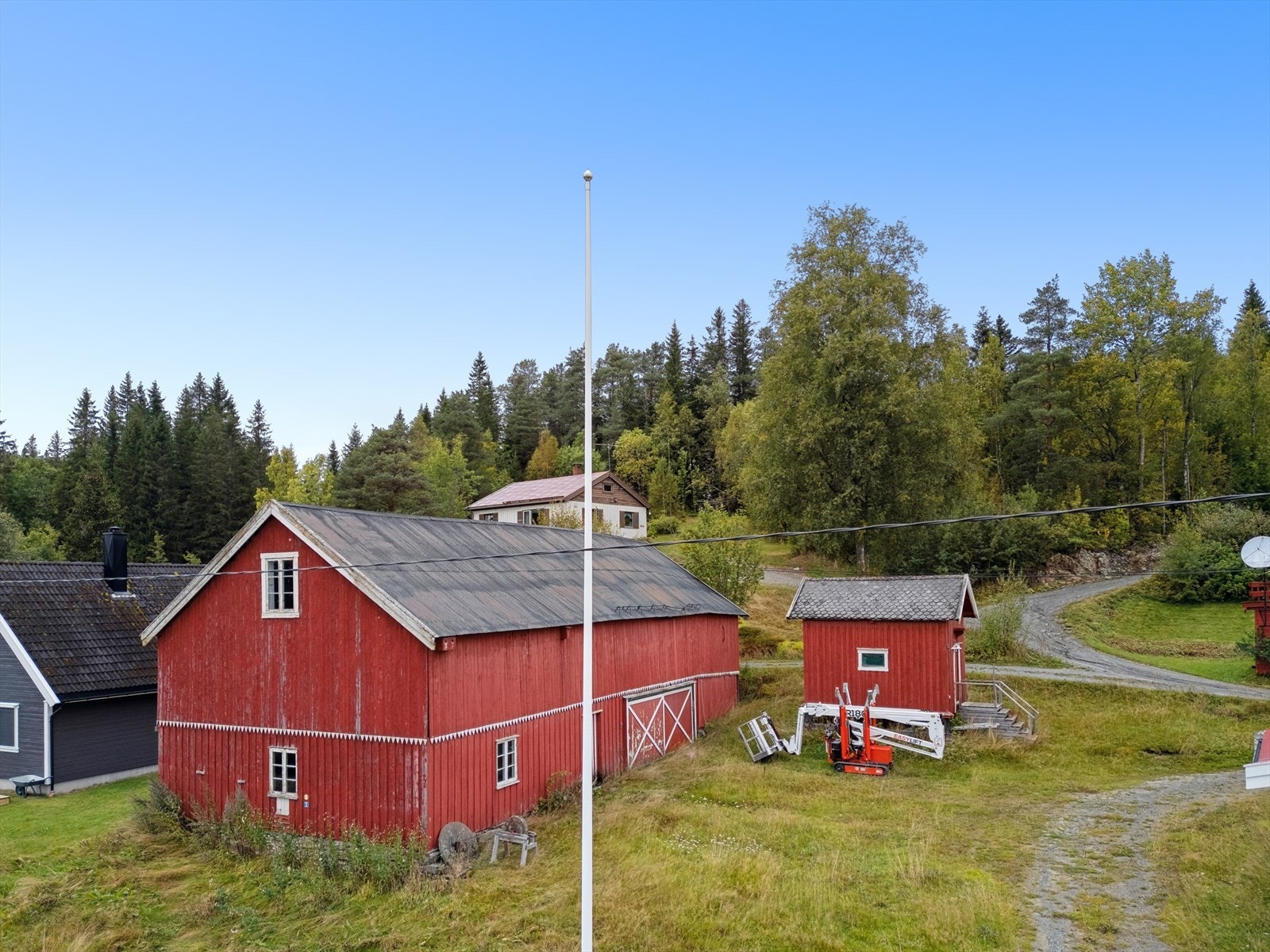 Tomten er opparbeidet med hageområde og en stor gårdsplass med plass til flere biler. Galleribilde