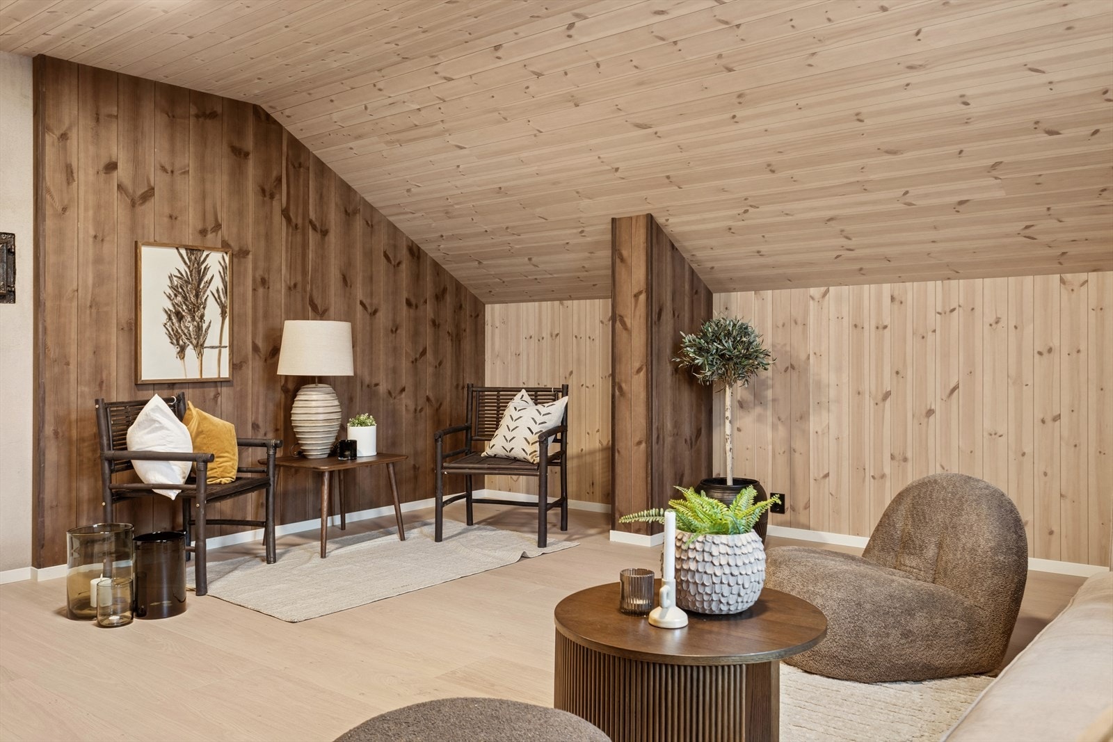 Eiendommen ligger fantastisk til i landlige omgivelser, ca. 30 minutters kjøring fra Trondheim sentrum. Det er svært kort vei til helårs turterreng, men også bare en liten kjøretur ned til Hommelvik sentrum med dagligvarebutikk og Malviksenteret. Galleribilde