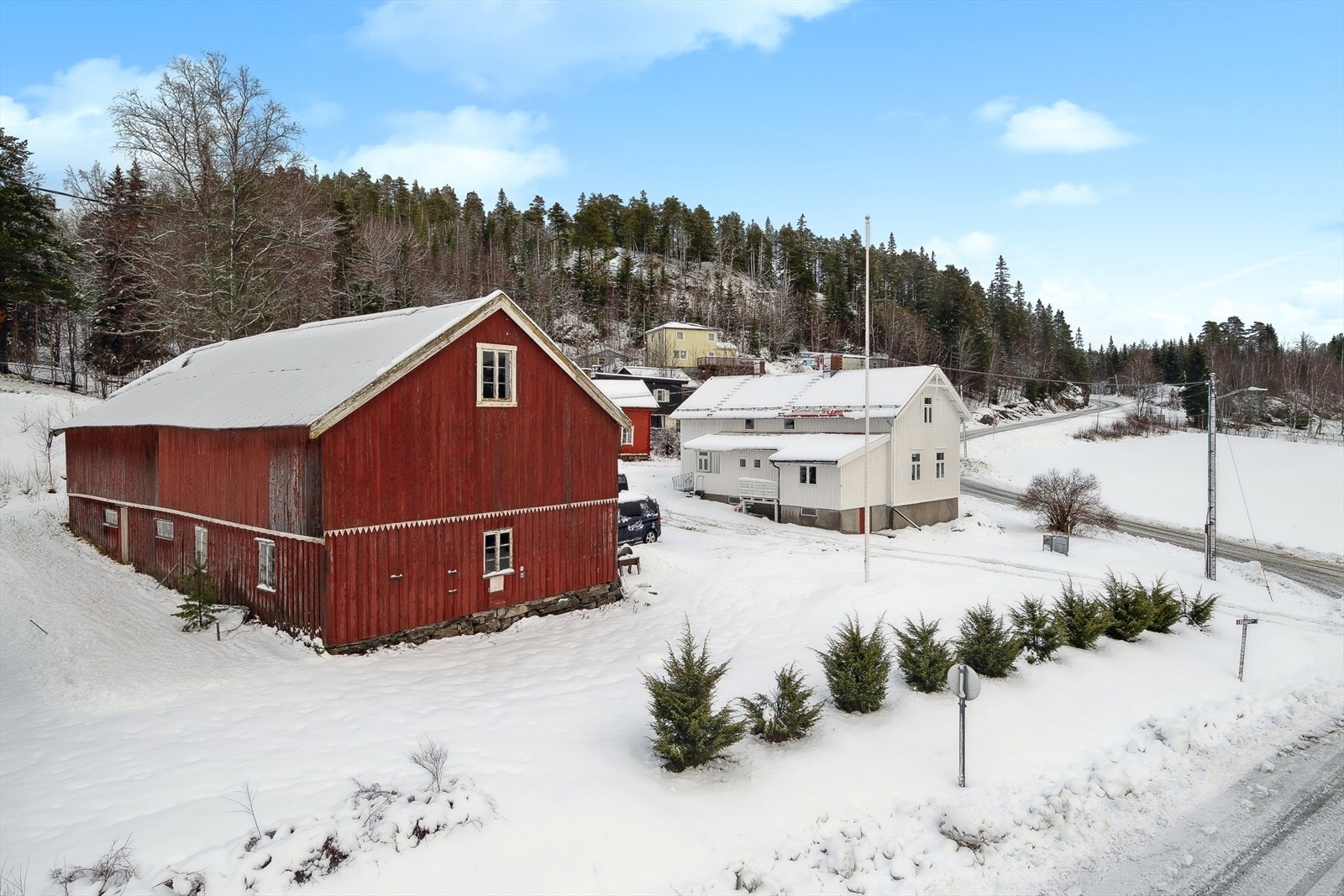 Velkommen til Selbuvegen 653! En idyllisk eiendom med enebolig, stabbur og fjøs, beliggende i naturskjønne omgivelser. Galleribilde