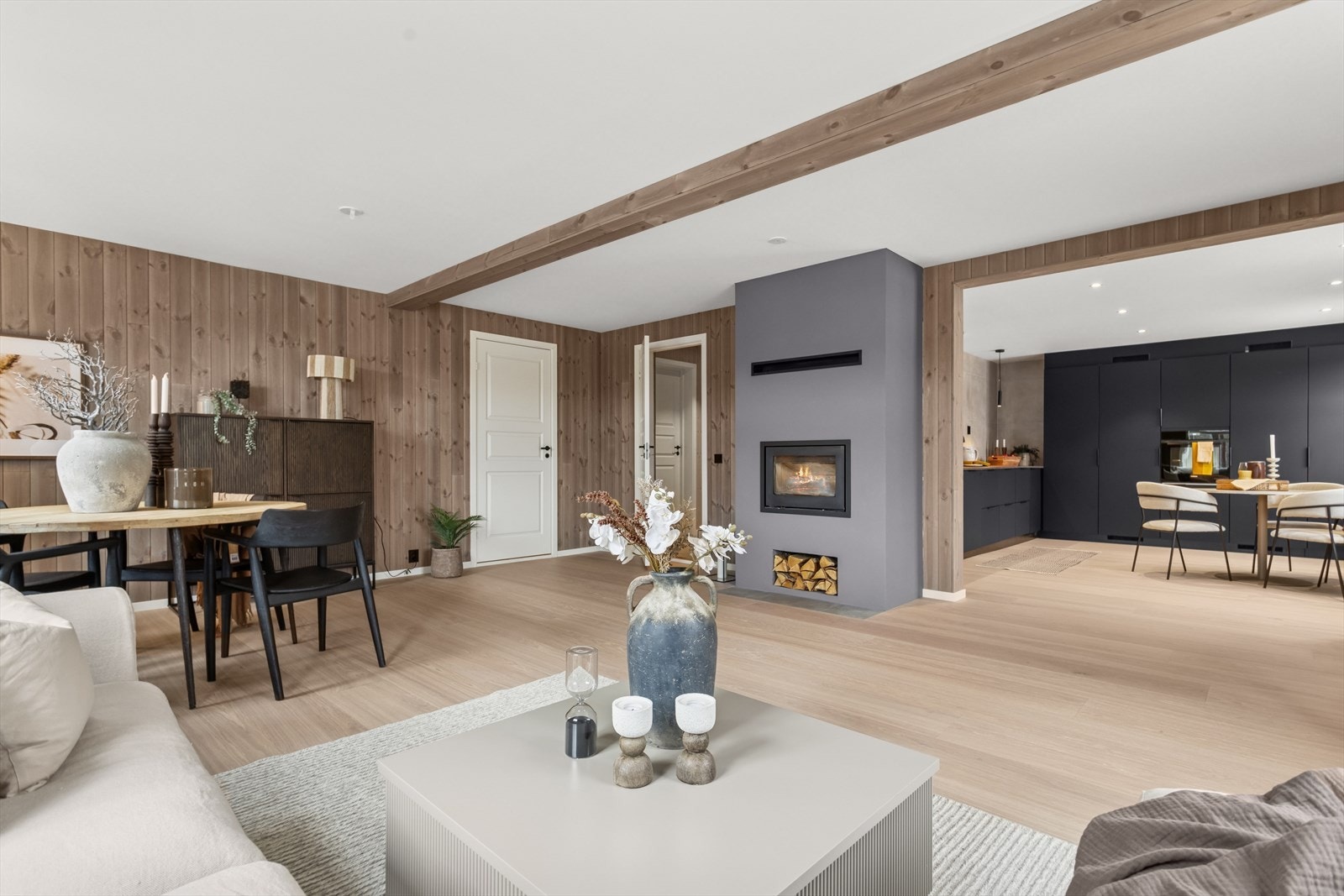 Legg særlig merke til den innebygde peisovnen - perfekt for kjøligere høst- og vinterdager, samtidig som den bidrar til den lune atmosfæren. Galleribilde