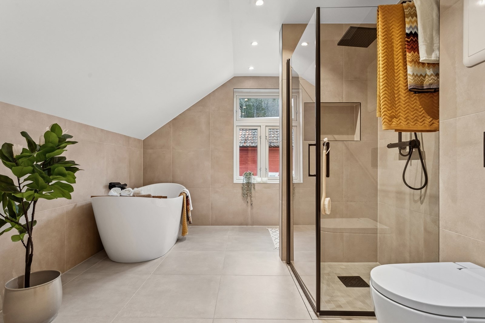 Baderommet i 2. etasje er også pusset opp i 2024, og er utstyrt med opplegg til vaskemaskin, regnfalldusj, vegghengt toalett og servant med underskuff. Galleribilde