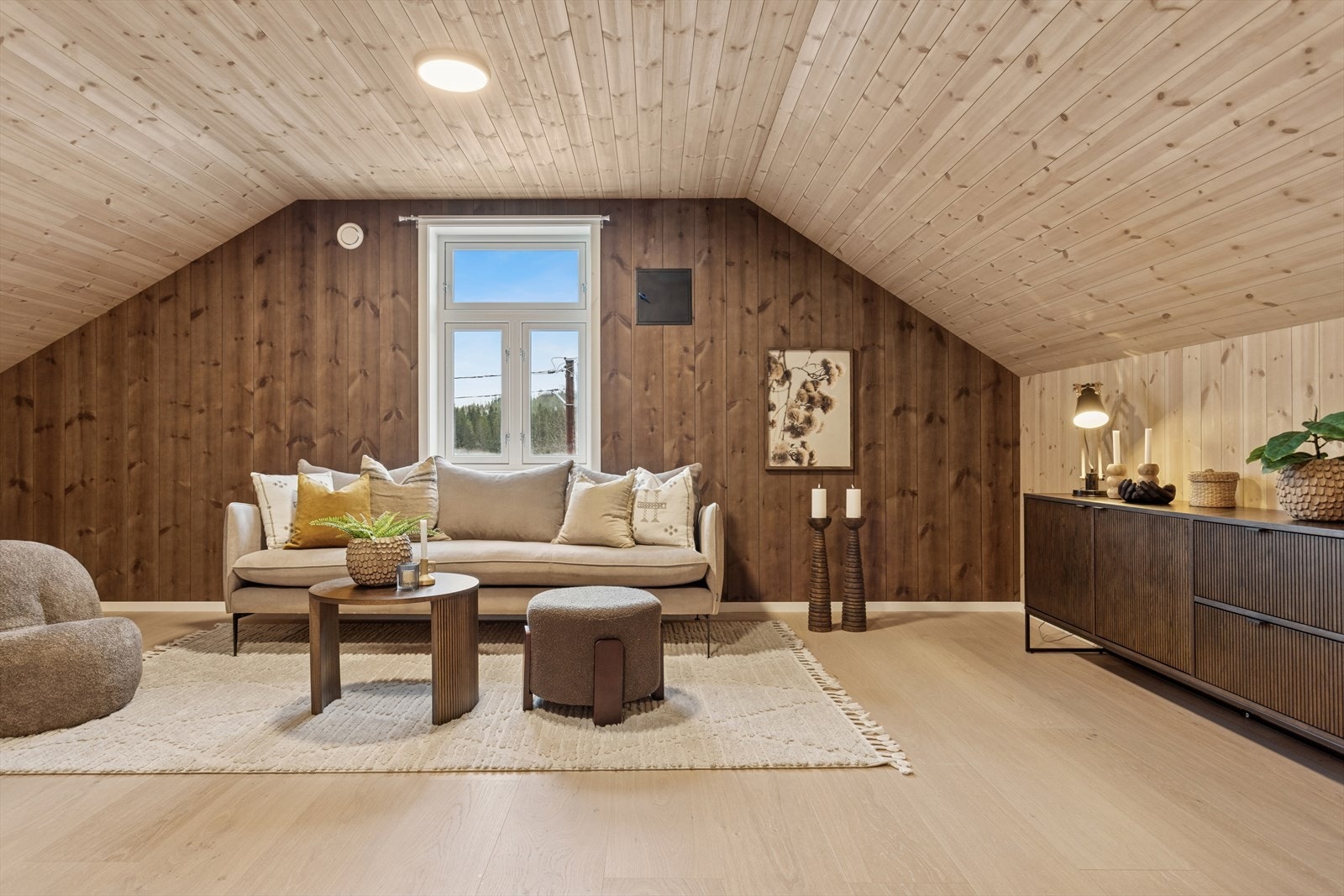 Meget romslig soverom i 2. etasje som måler 28 m2. Galleribilde