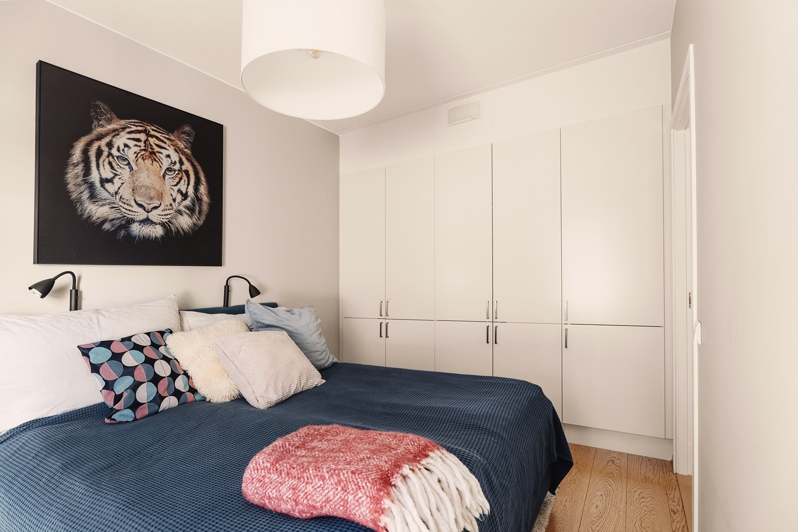 Hovedsoverommet er av god størrelse med helvegg garderobeskap. Det er også plass til nattbord på begge sider av sengen. Galleribilde