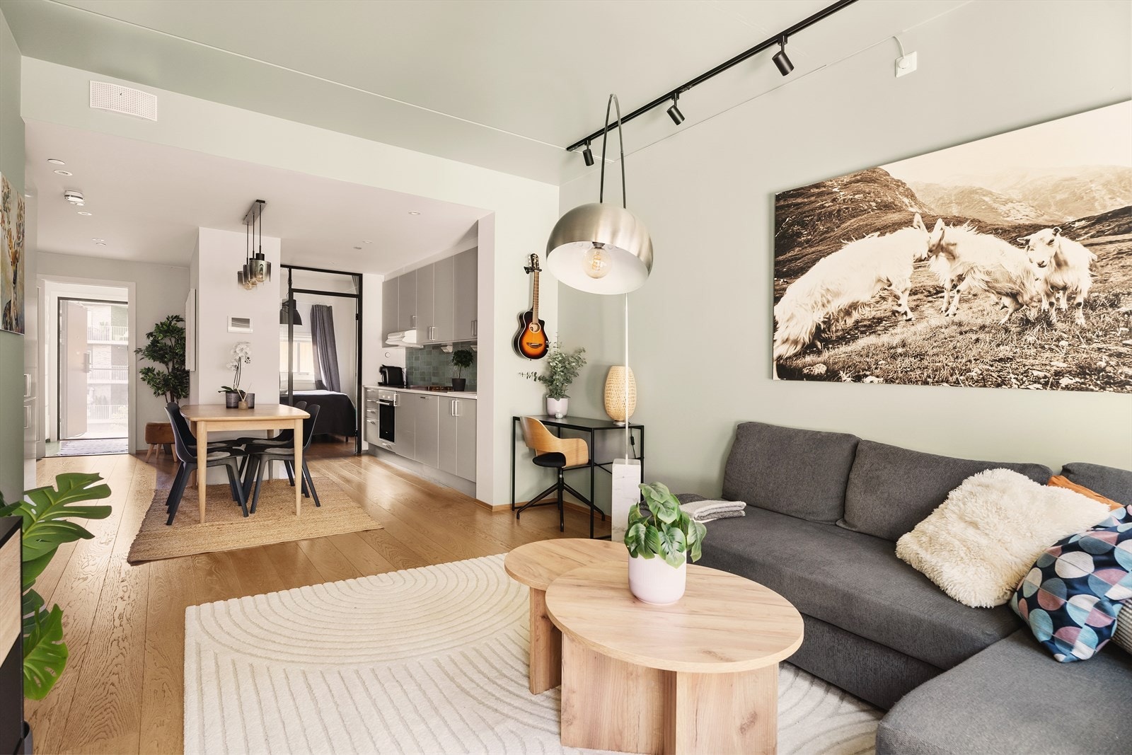 God plass til både sittegruppe og spisebrod Galleribilde