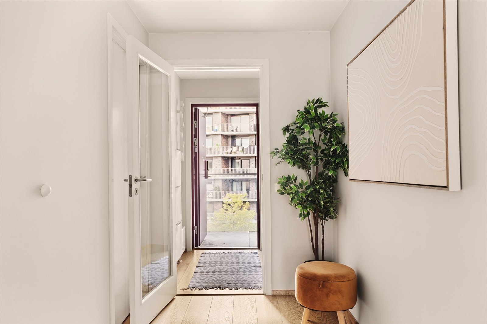 Entré sett mot svalgang Galleribilde