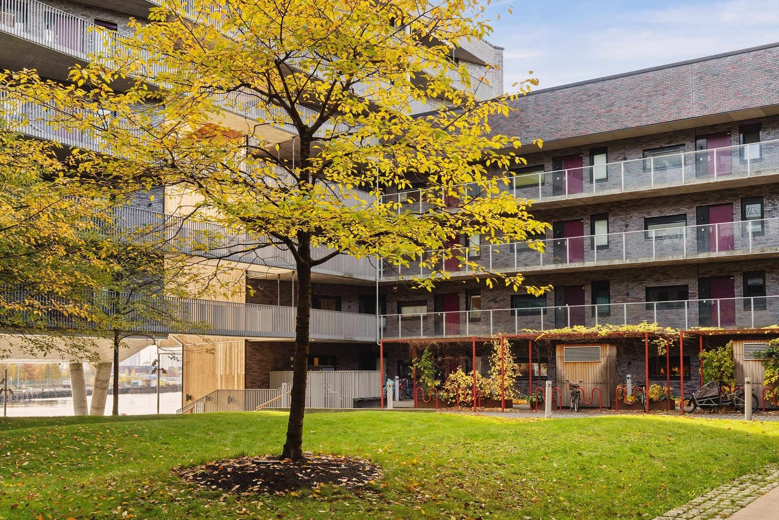 Fasade sett mot hoveddør. Trappefri adkomst via heis Galleribilde