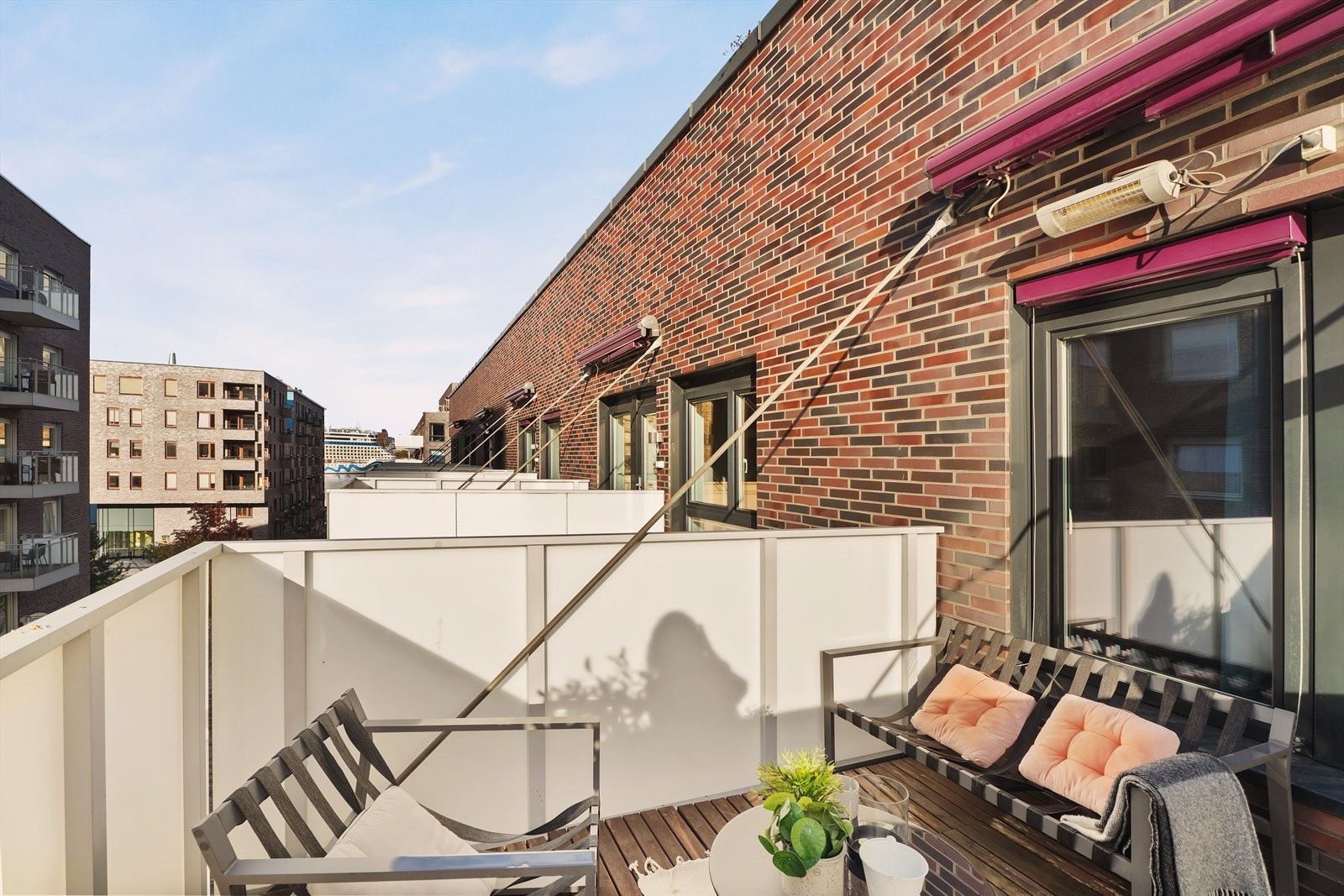 Varmelampe samt motorisert markise. Balkongen er oppført i stål og betongkonstruksjoner med stålgelendre med frostet herdet glass. Balkongdekket er belagt med impregnerte og beisede tretremmer (disse bør byttes). Strømuttak og veggbelysning Galleribilde