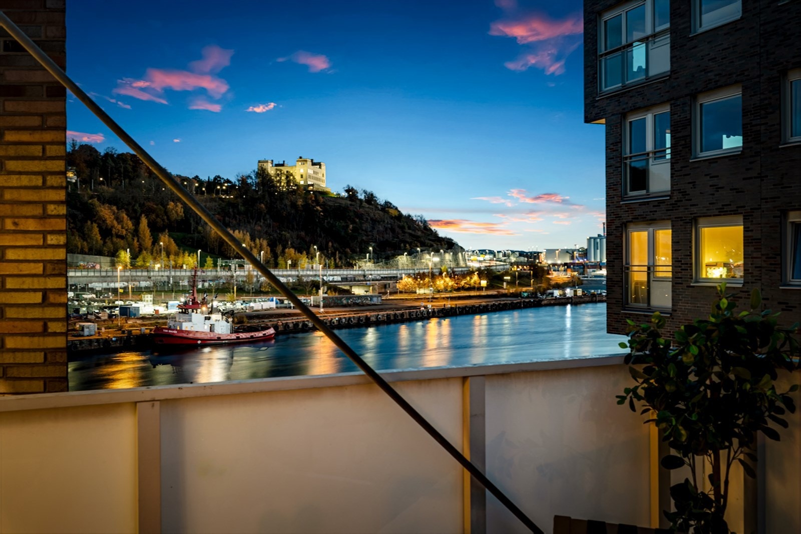 Balkongen vender mot kanalen med gode solforhold Galleribilde