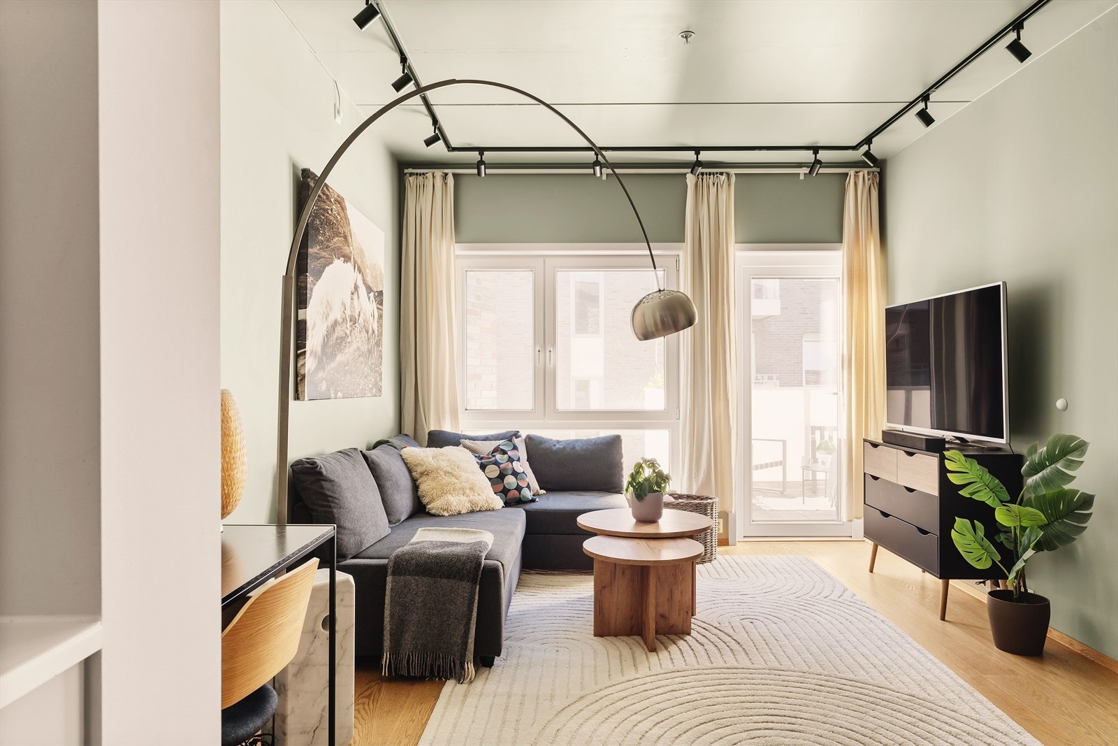 Lys og romslig stuedel med store vindusflater som gir godt med lys Galleribilde