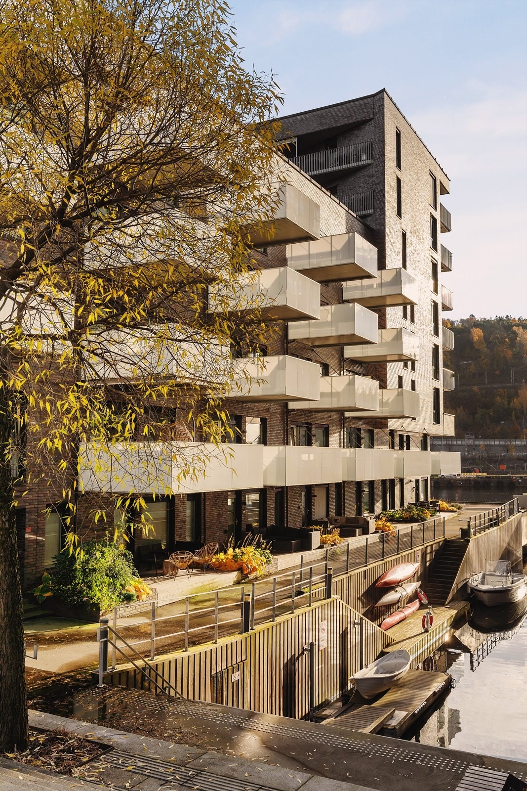 Sameiet har kajakkrom med 4 kajakker som kan disponeres fritt av beboerne for en årlig avgift. Her har også sameiet en koselig robåt som fritt kan benyttes av beboerne. Galleribilde