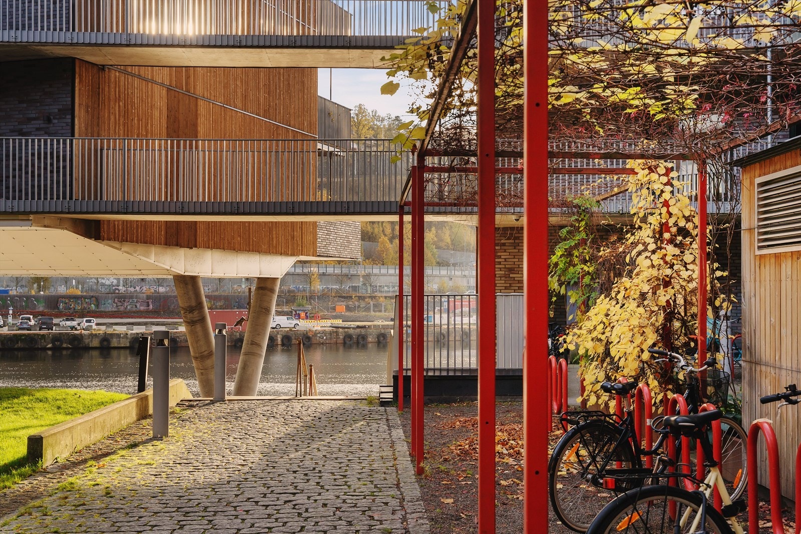 Blokken ligger fint. Tett nok på det som skjer, samtidig langt nok unna restauranter i frontrekken Galleribilde