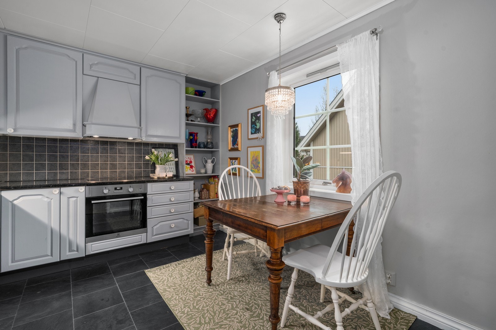 Plass for spisebord på kjøkken. Galleribilde