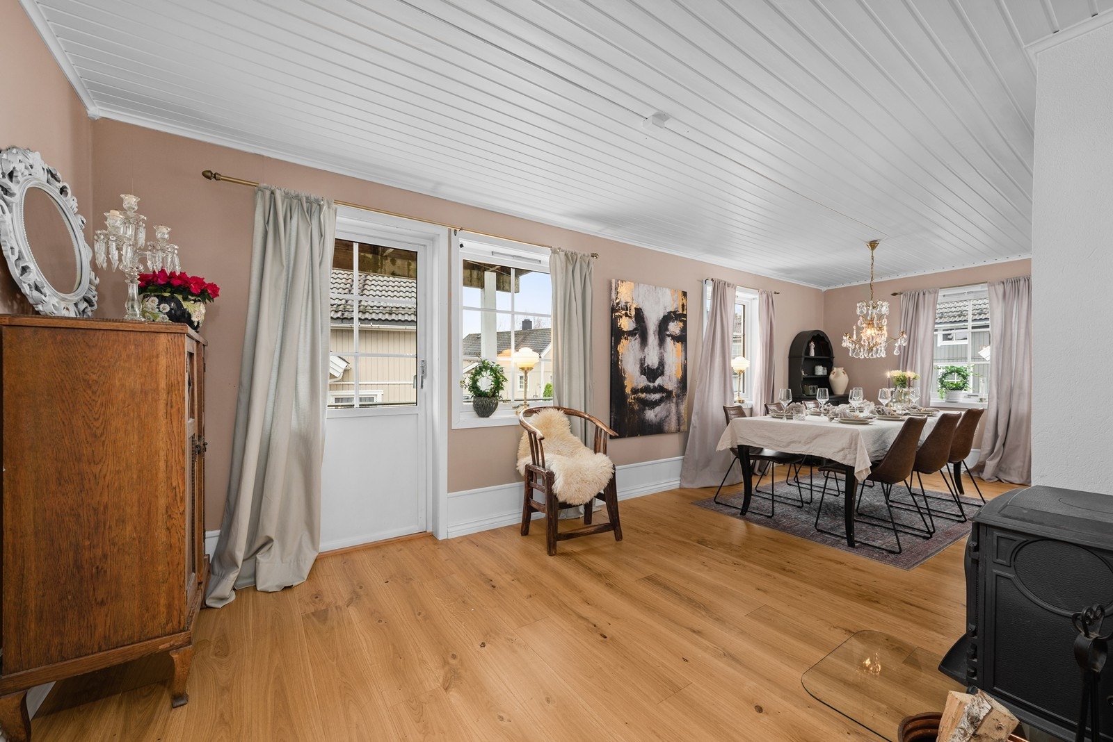 Fra stuen er det utgang til en fin uteplass. Galleribilde