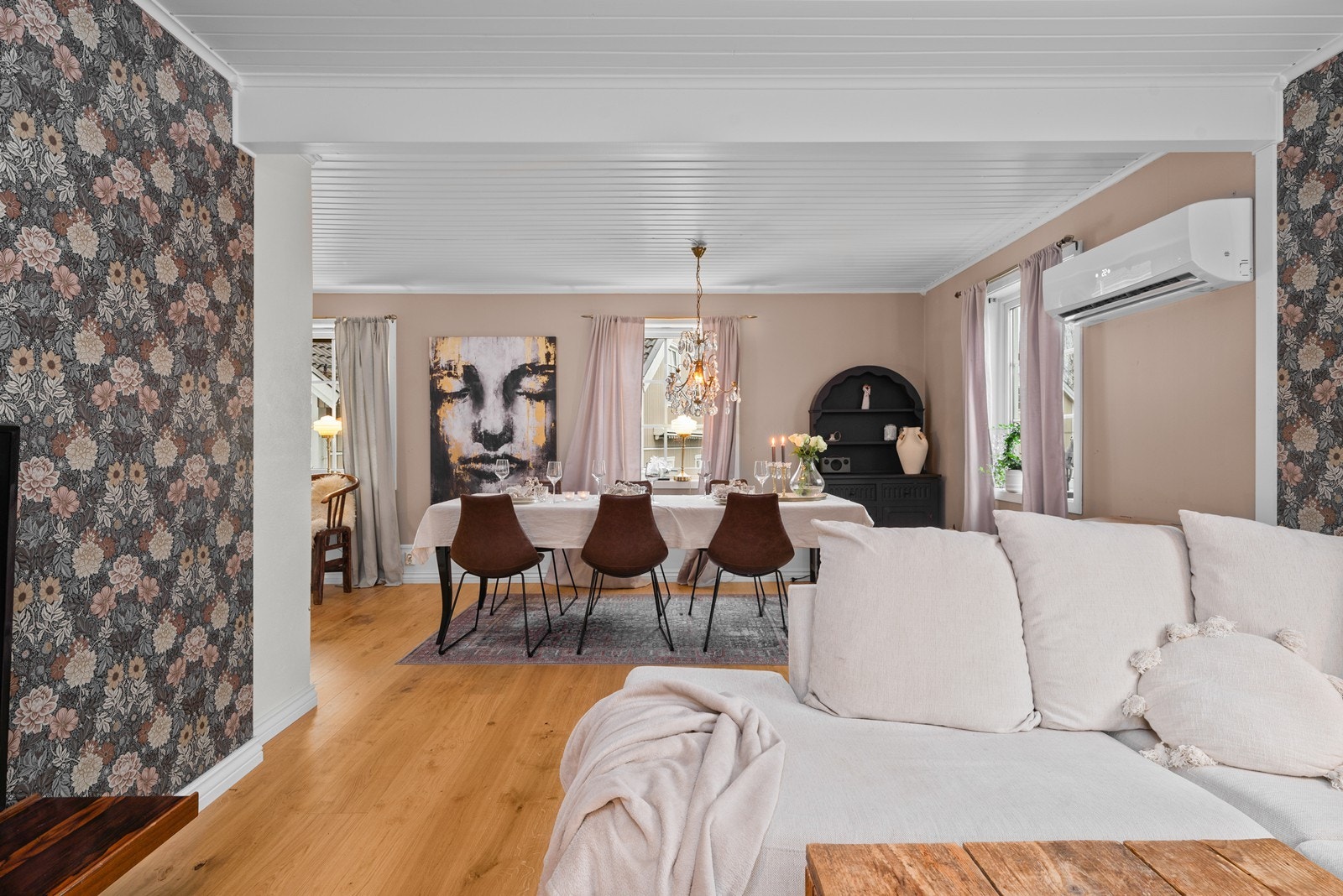 Romslig spisestue hvor mange kan samles. Galleribilde