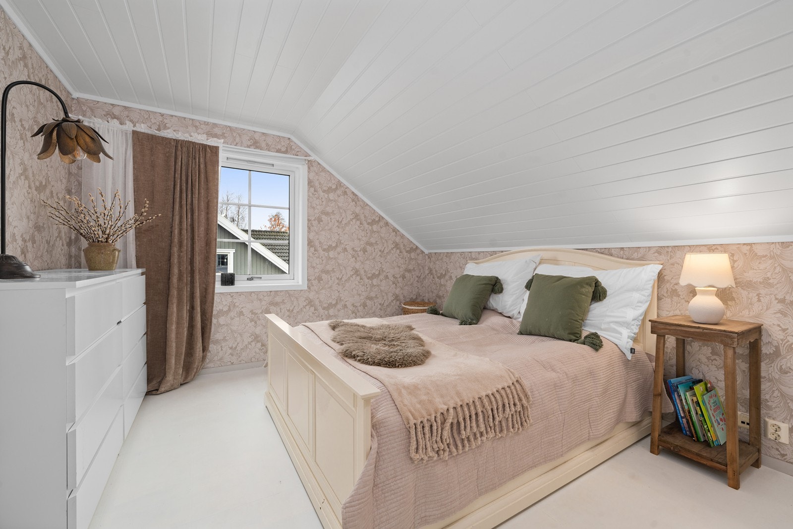 Lekker tapet på hovedsoverom. Galleribilde