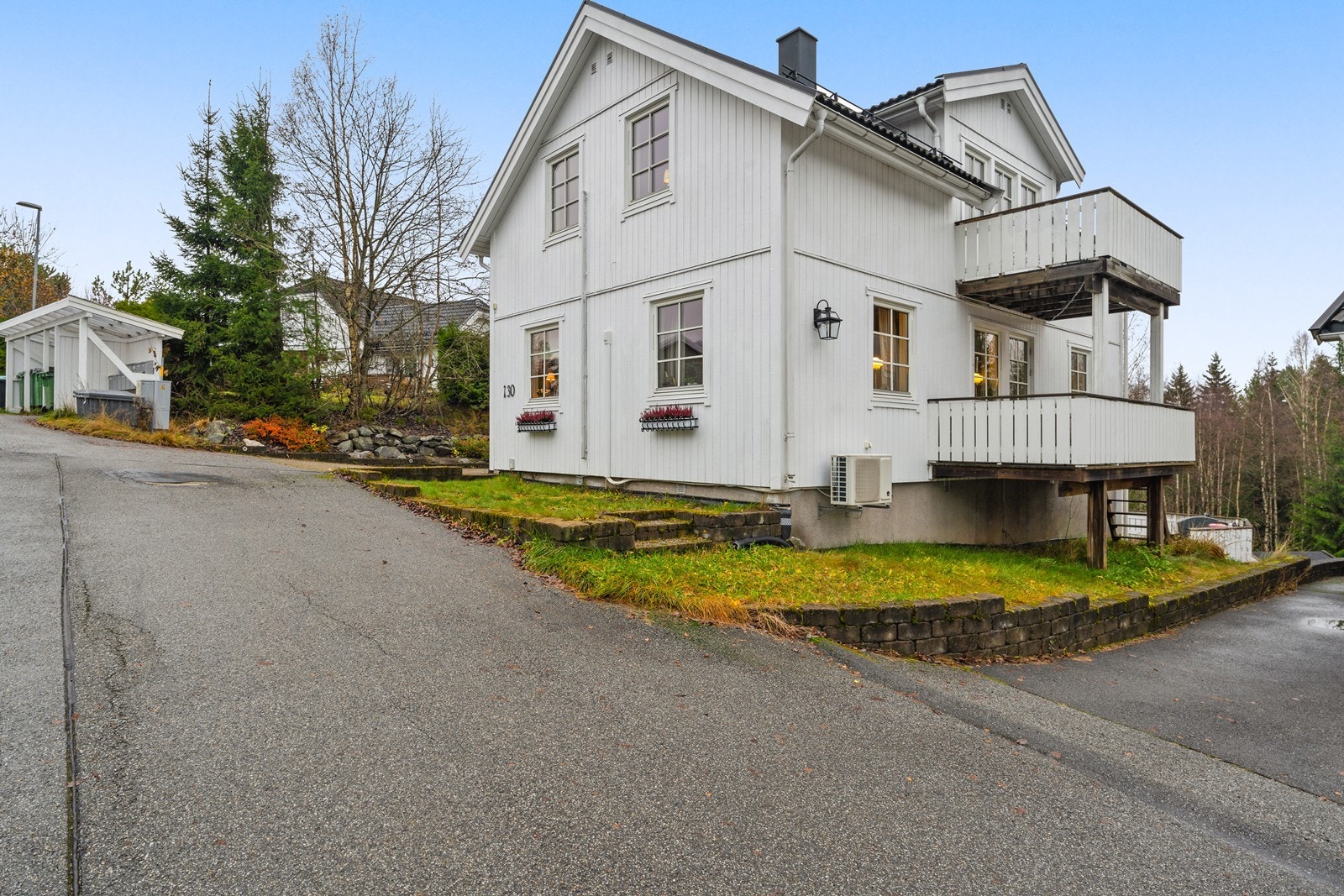 En pen enebolig over tre plan med leilighet i underetasje. Galleribilde