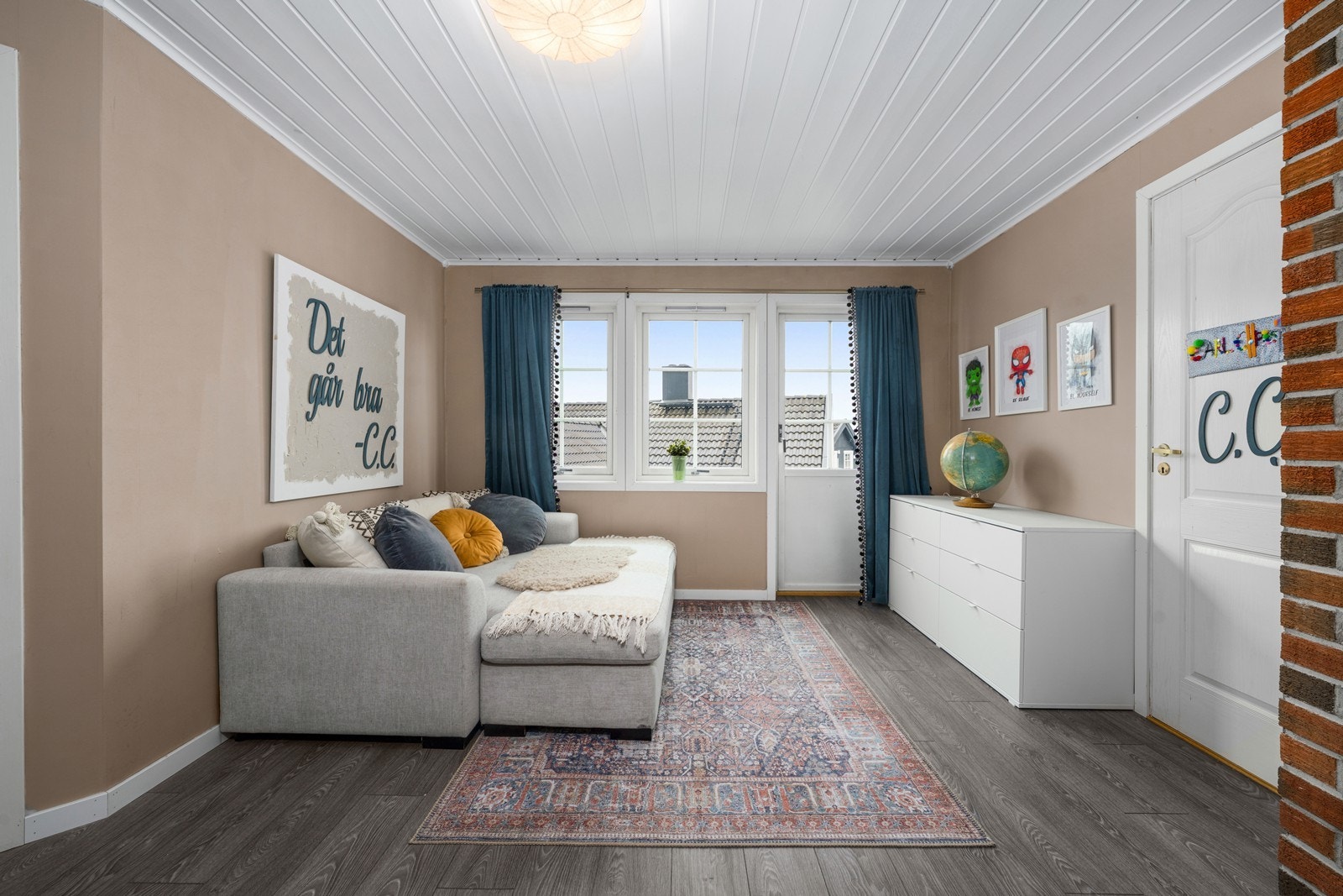 Utgang til balkong fra loftstue. Galleribilde