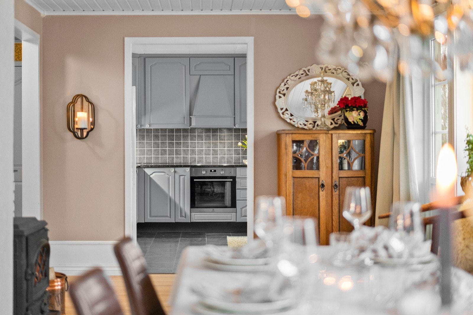 Fra spisestuen kommer du inn mot kjøkkenet. Galleribilde